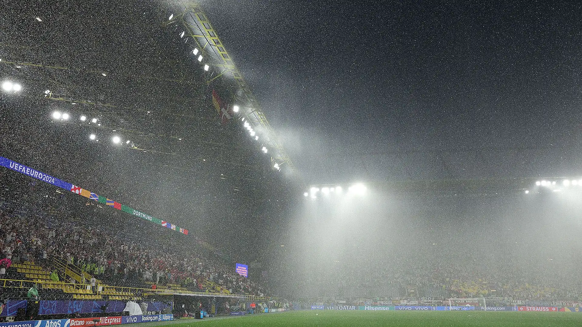E' la seconda volta in questo europeo che un acquazzone cala su Dortmund durante una partita
