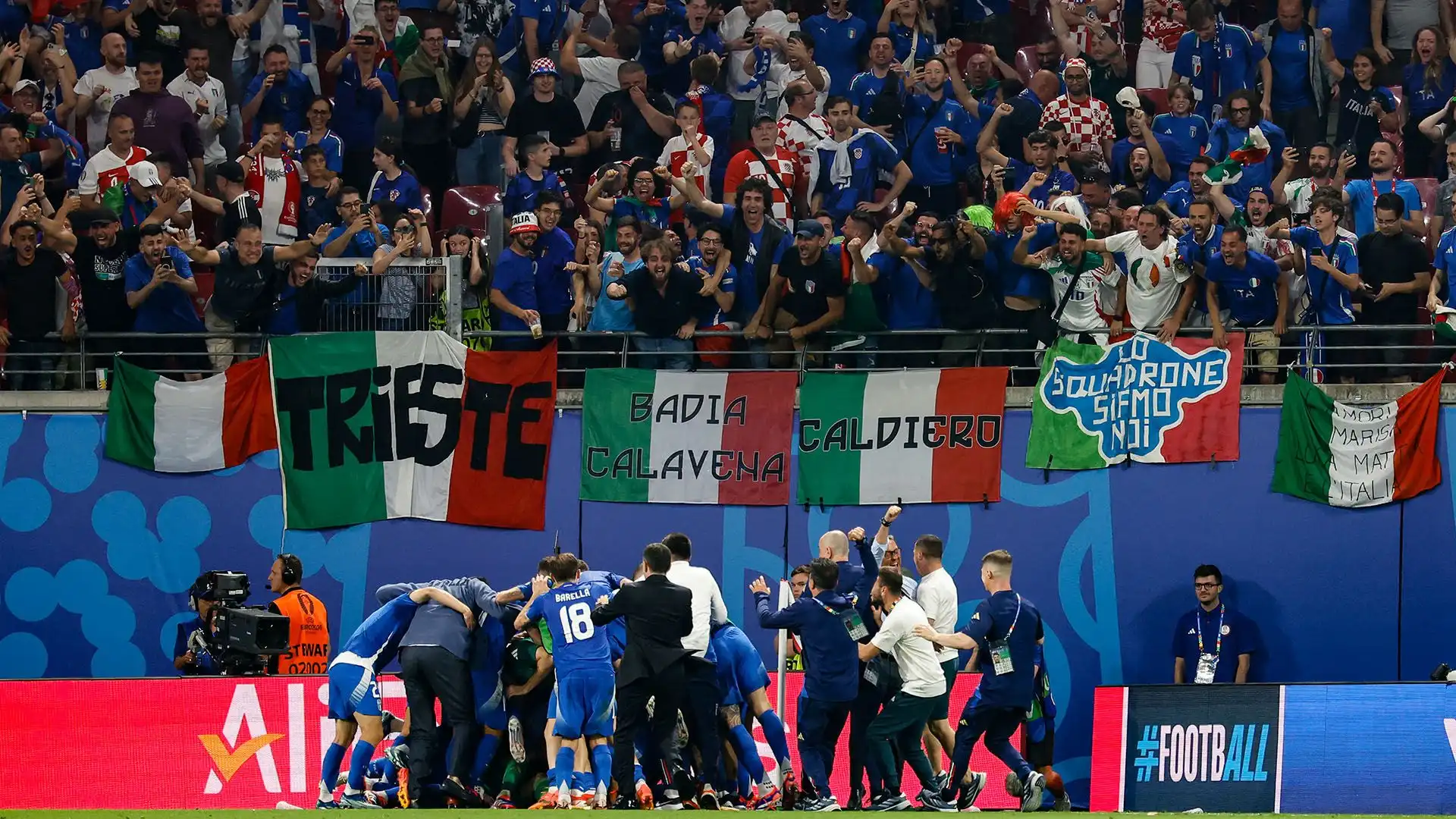 Gli Azzurri sotto la curva dei tifosi italiani