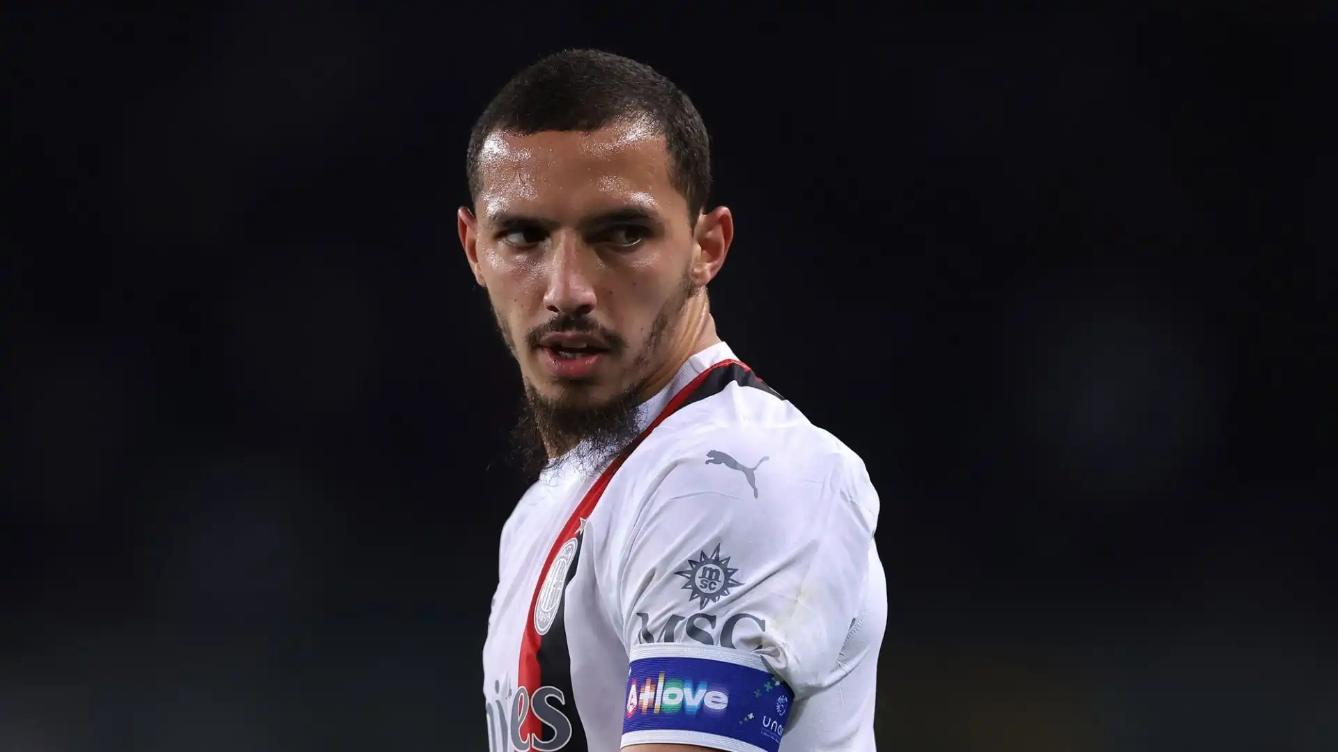 Il Milan in caso di partenza del giocatore algerino risparmierebbe sul suo stipendio da 4 milioni di euro