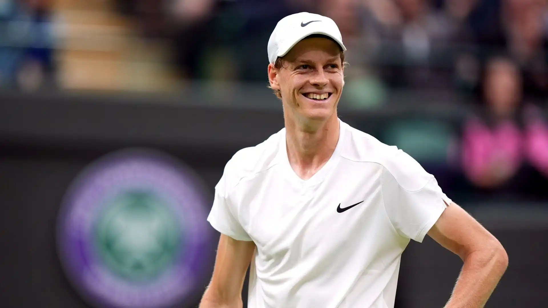 Jannik Sinner va come un treno a Wimbledon