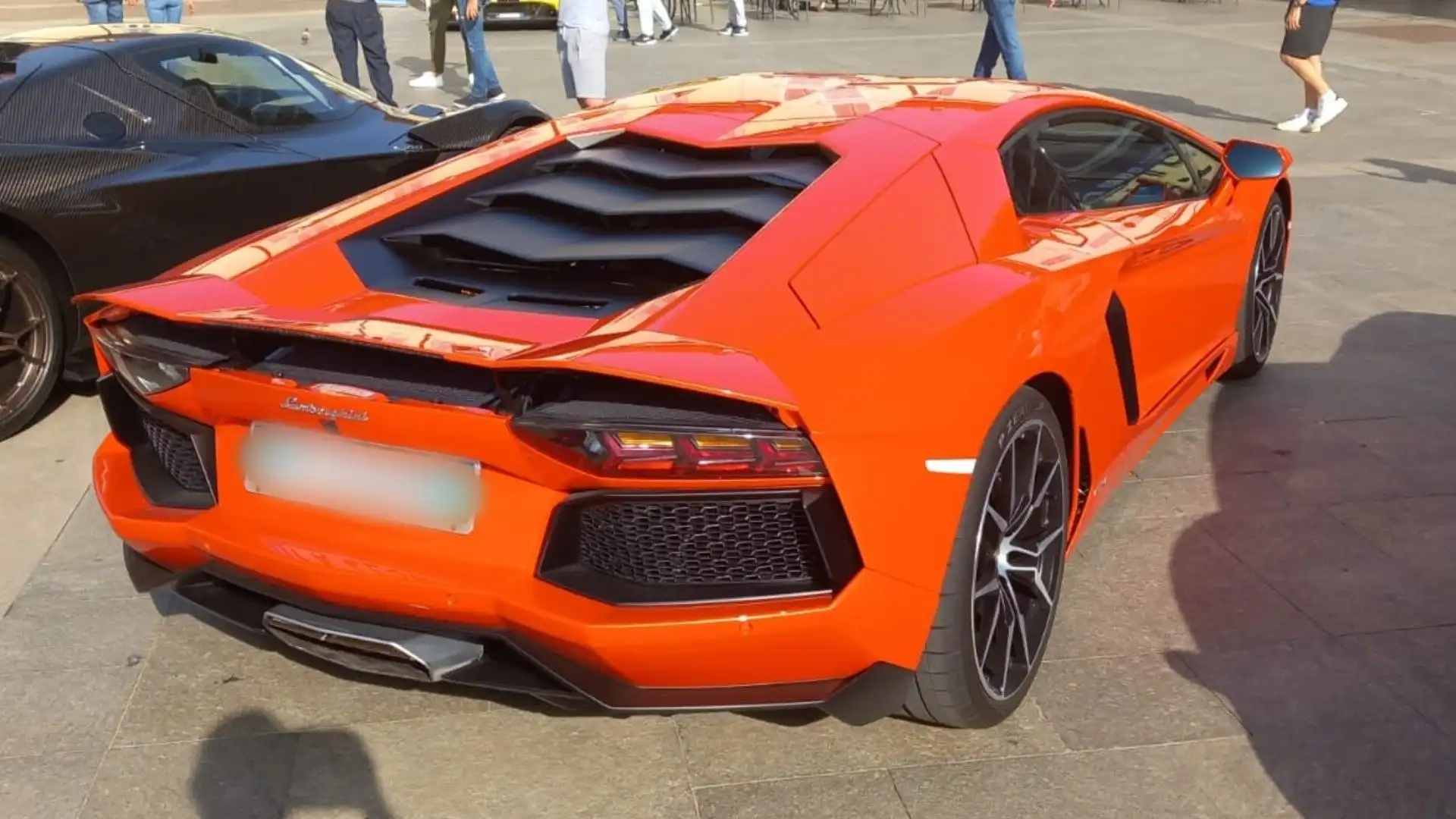 La Aventador LP700-4 è un'icona del lusso e della velocità: rappresenta perfettamente l'ingegneria automobilistica italiana