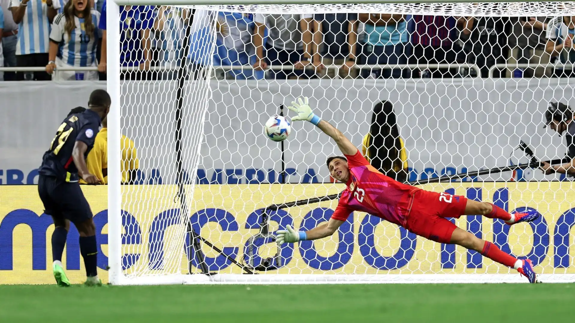 L'eroe della serata dell'Argentina è stato così di nuovo il portiere Emiliano 'Dibu' Martinez