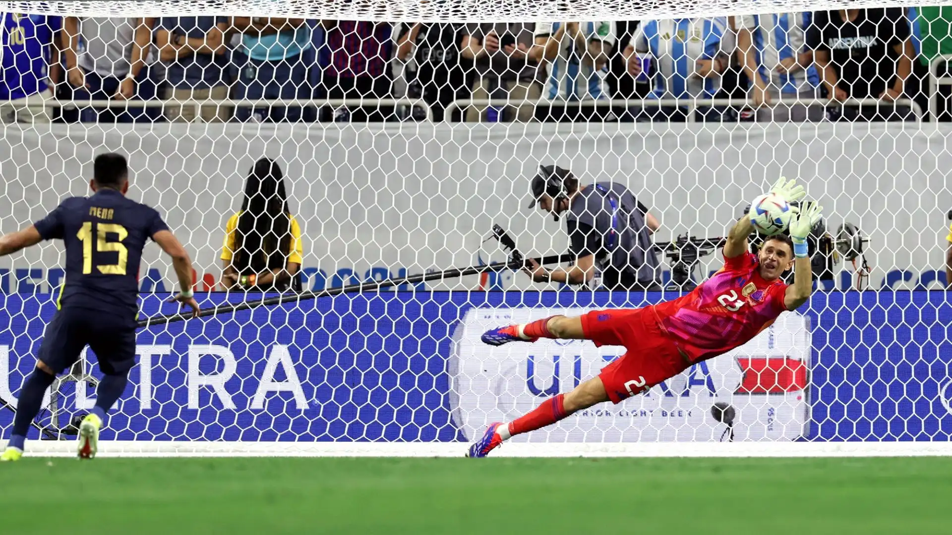 Il portiere dell'Argentina ha parato il rigore di Mina, e si è ripetuto poco dopo con Minda