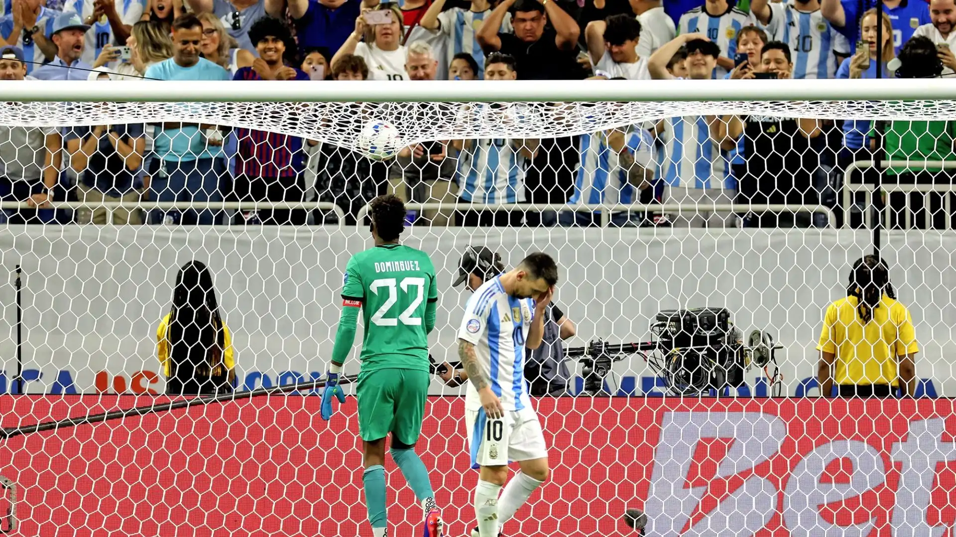 Messi ha spiazzato il portiere avversario con un tiro alla Panenka, ma non è stato preciso