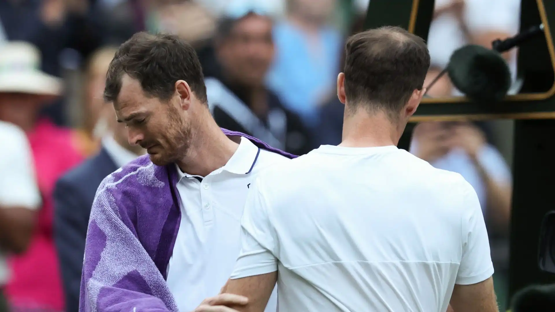 Sconfitto nel doppio insieme al fratello Jamie, Murray ha trattenuto a stento le lacrime