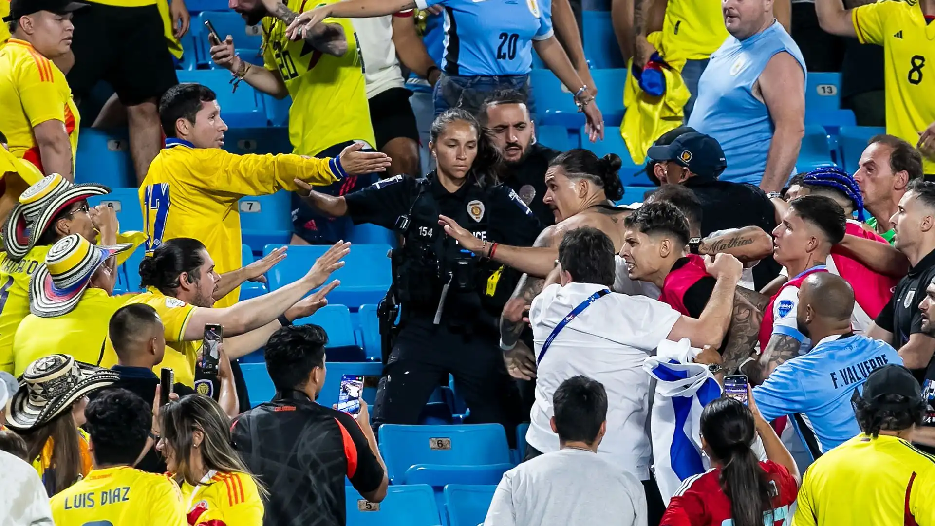 Uruguay-Colombia: caos e violenza! Le foto della tristissima scena