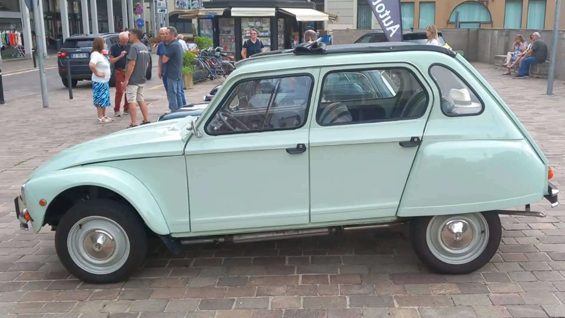 Nonostante le migliorie apportate, le vendite della Dyane non raggiunsero mai i livelli della 2CV