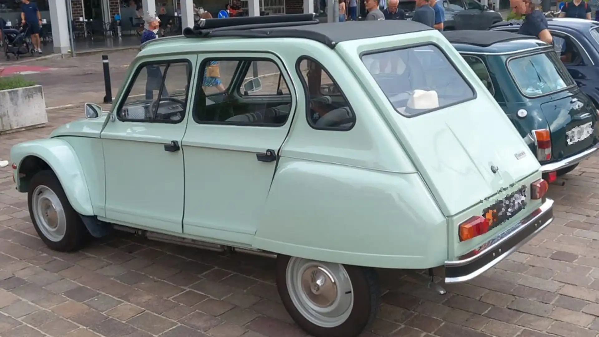 Per cercare di aumentare le vendite, nel febbraio 1970, il motore della Dyane 6 fu potenziato a 35 CV