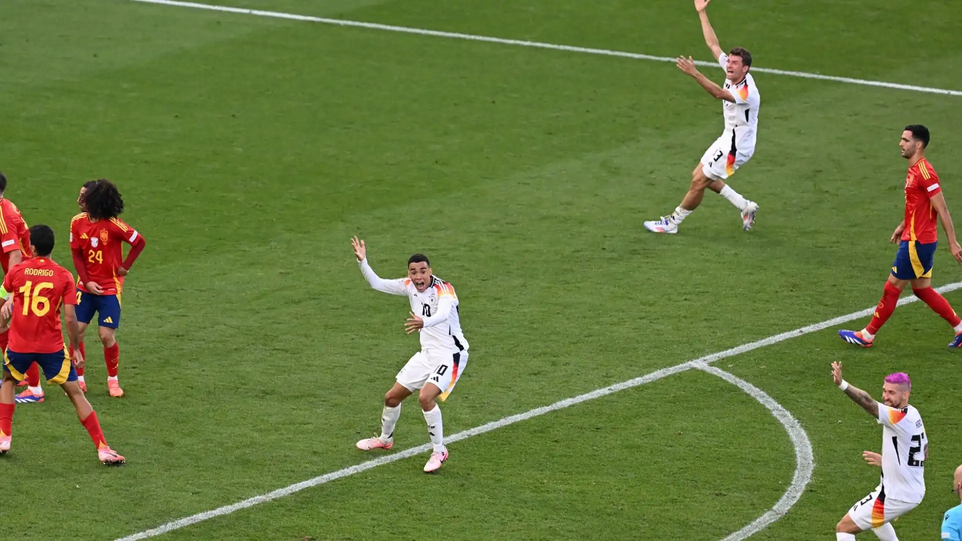 La decisione rientra nelle linee guida arbitrali, emanate prima del torneo dal capo degli arbitri Uefa Roberto Rosetti