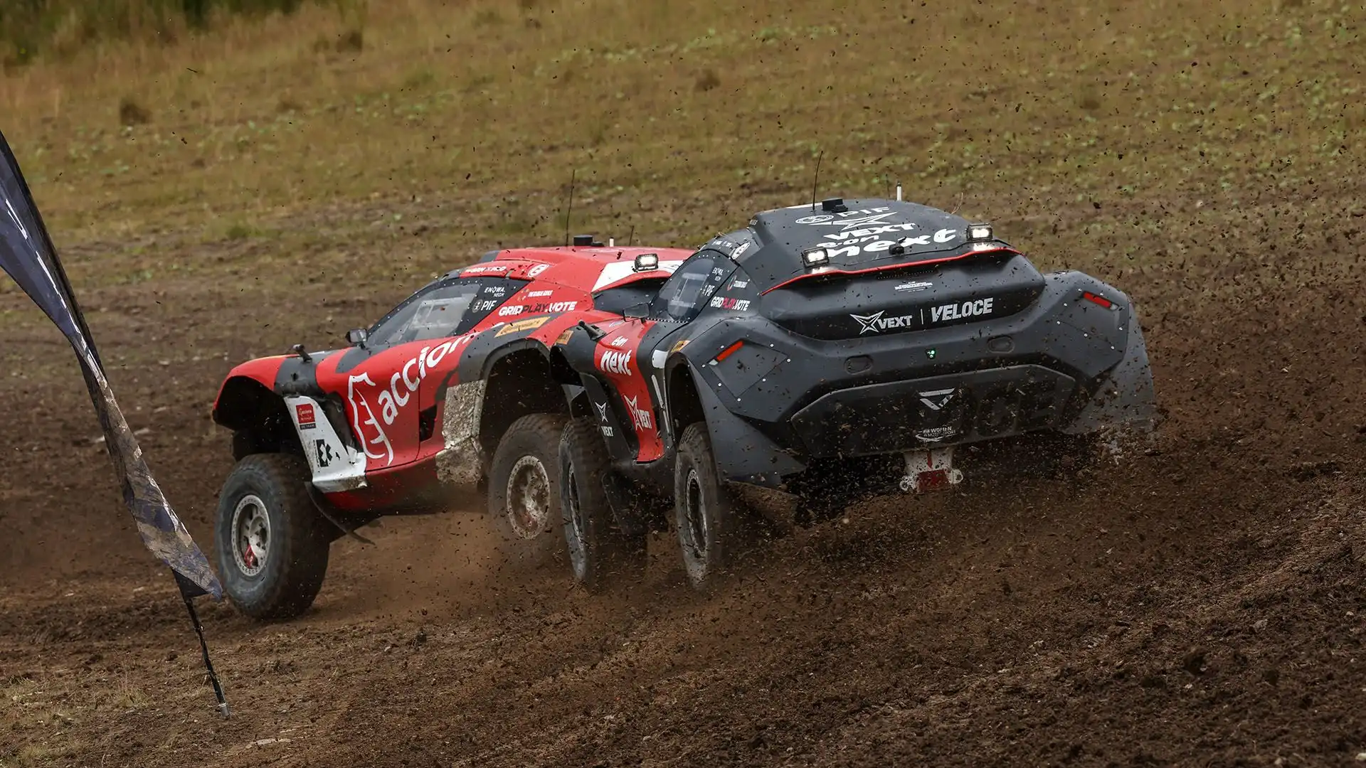 Attualmente gareggia nella serie di corse fuoristrada elettriche