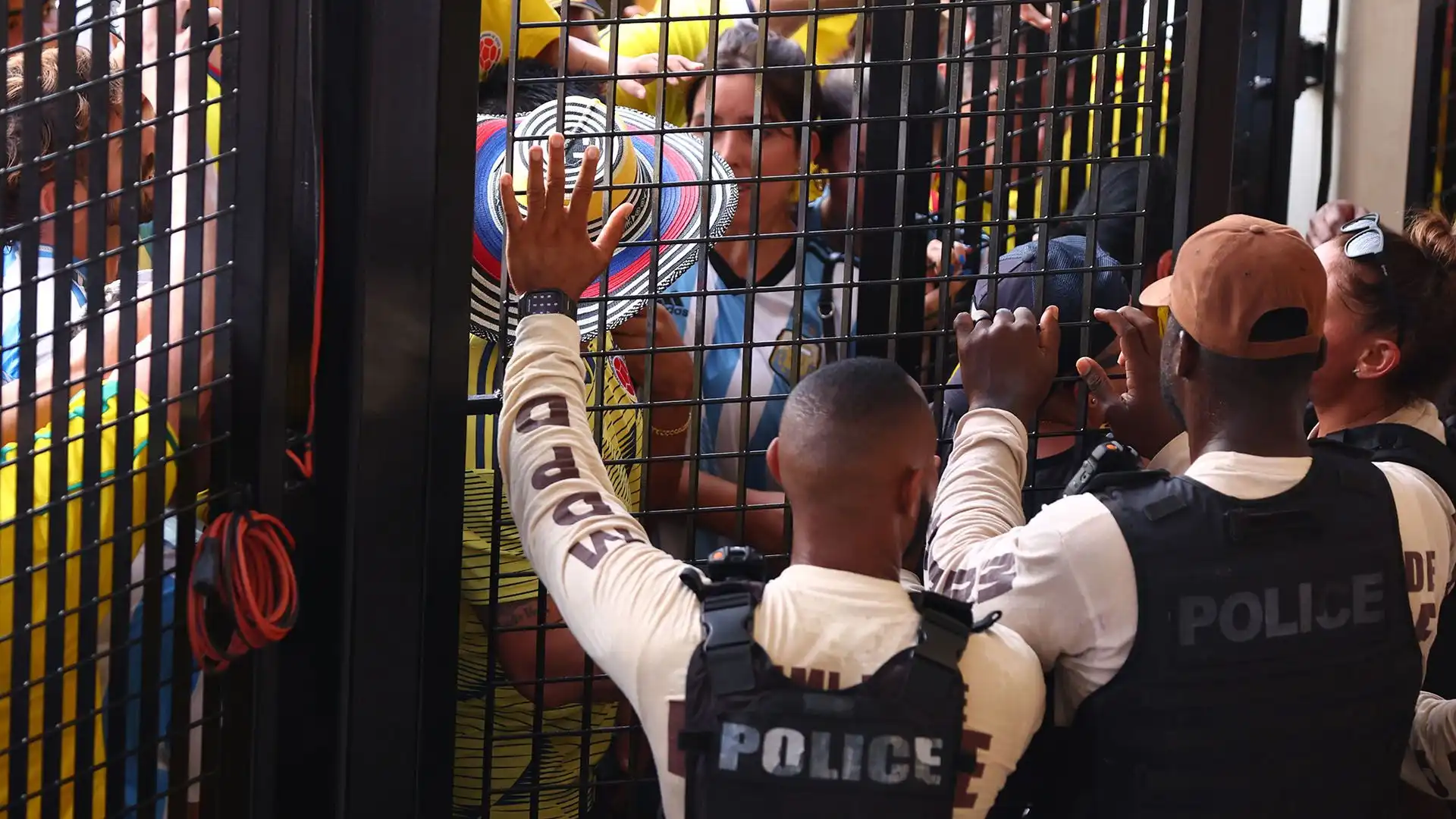 Caos prima di Argentina-Colombia: le foto dei violenti scontri