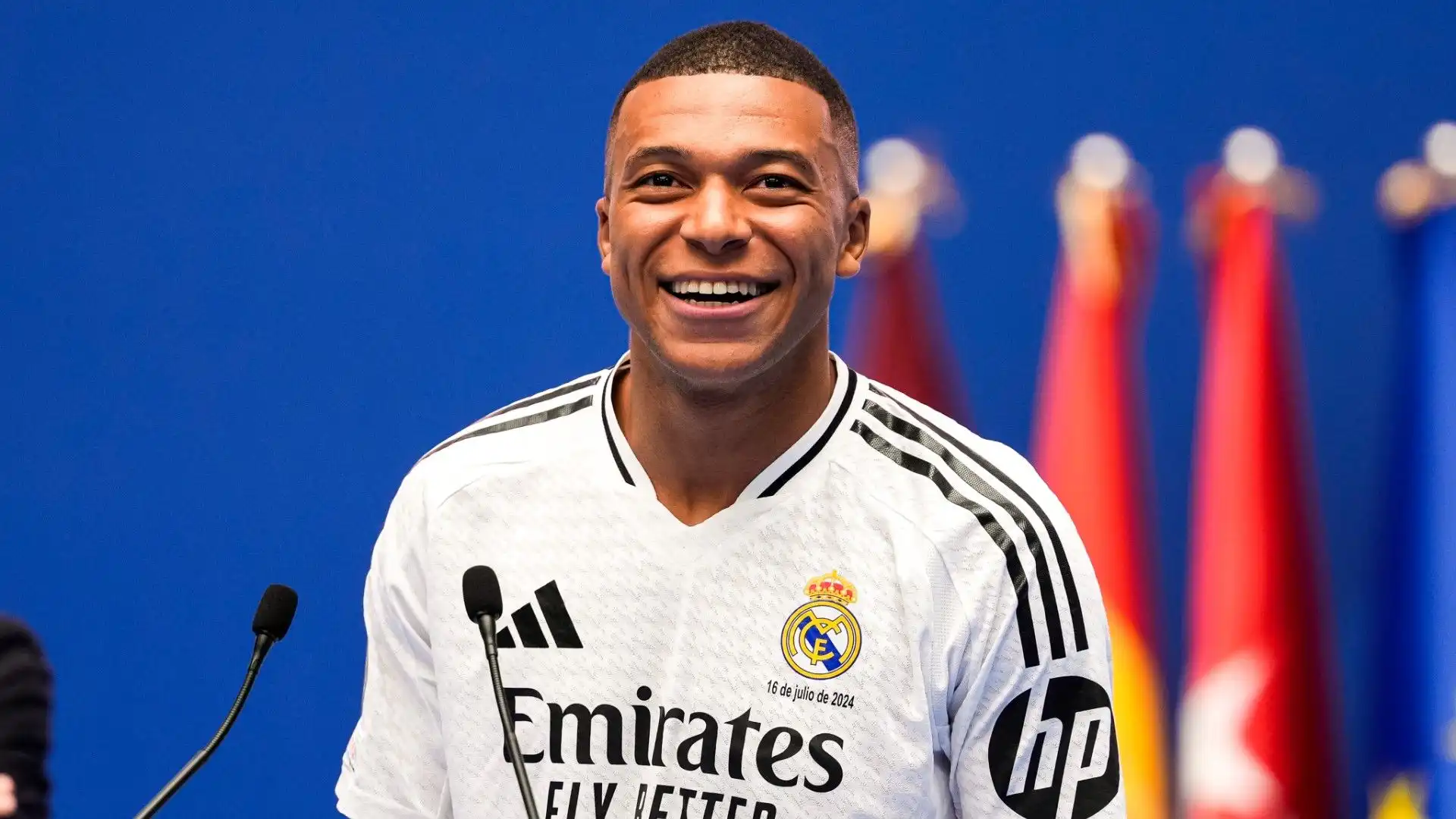 Kylian Mbappé al Real Madrid: le foto della spettacolare presentazione