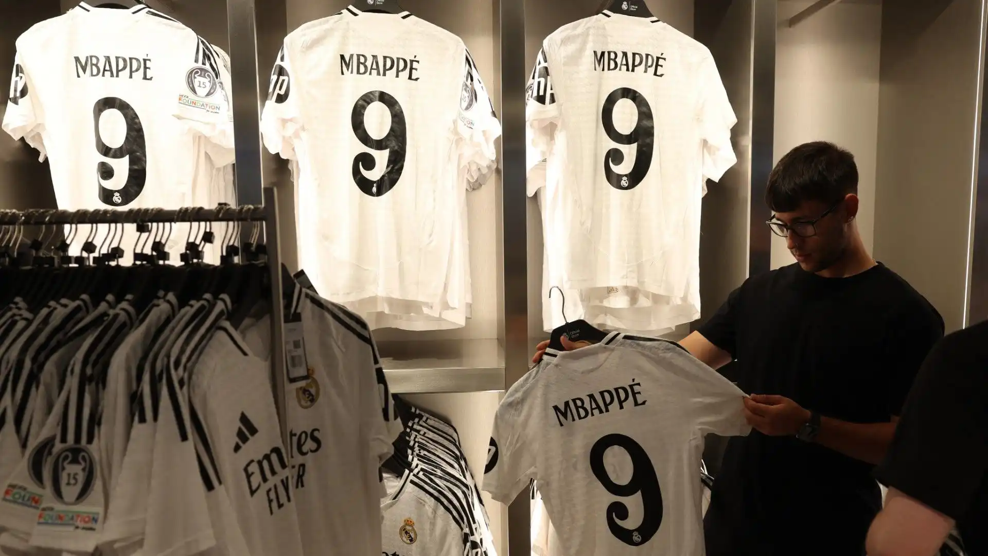 Ovviamente negli store è già presente la maglia di Mbappé