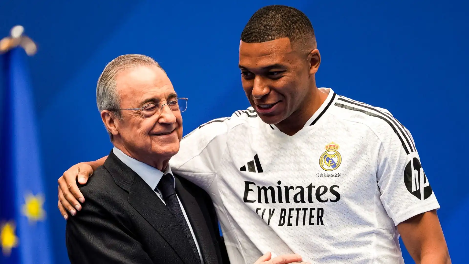 Qui Mbappé con il presidente Florentino Perez