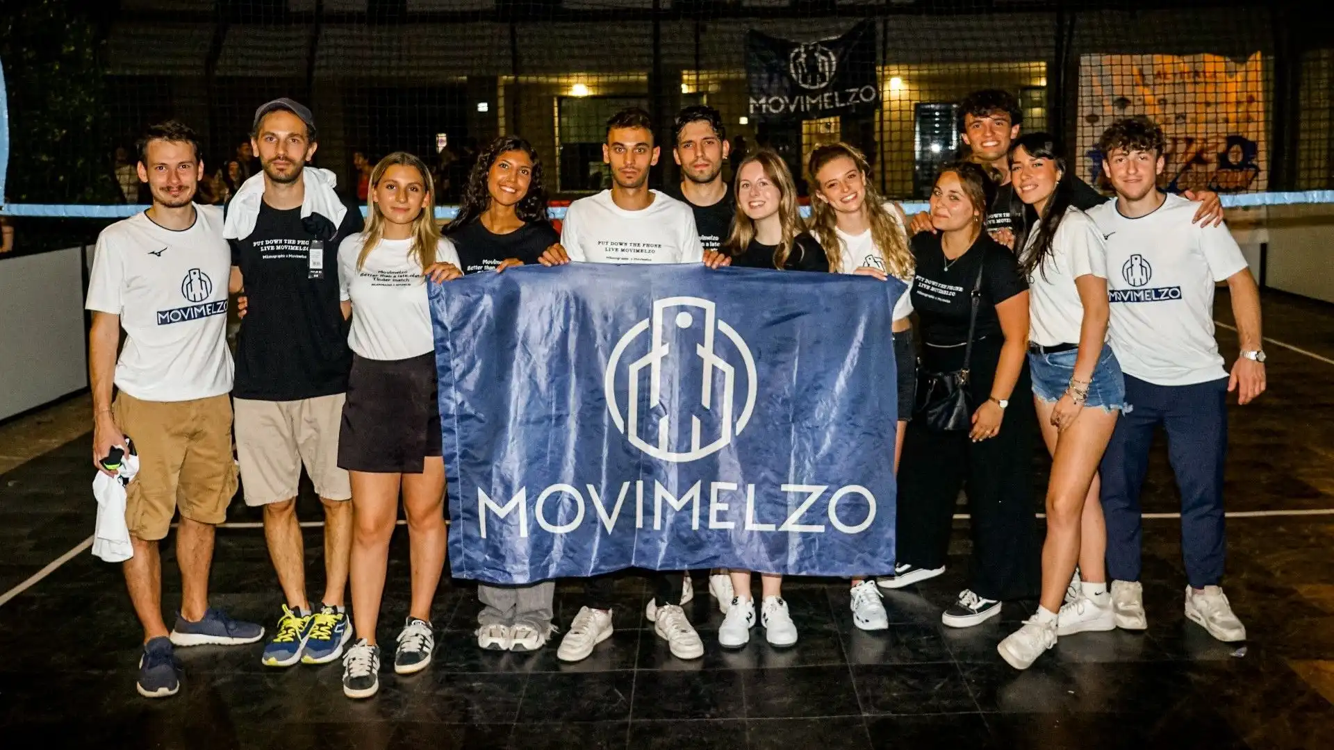 In foto il gruppo di volontari che ha reso possibile lo svolgimento dello splendido torneo di volley