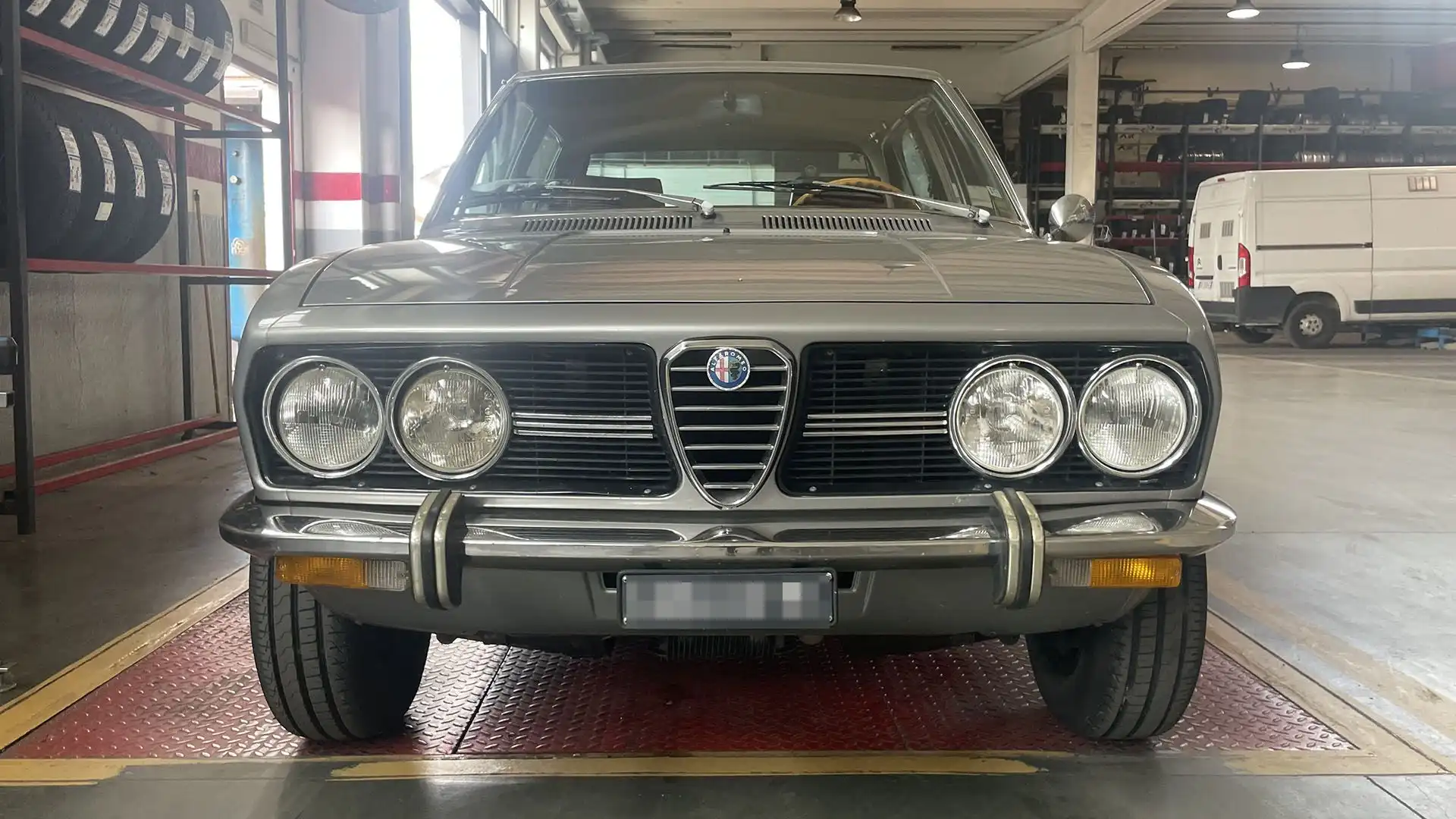 Alla fine degli anni Sessanta, Alfa Romeo si dedica alla progettazione di una berlina di fascia medio-alta