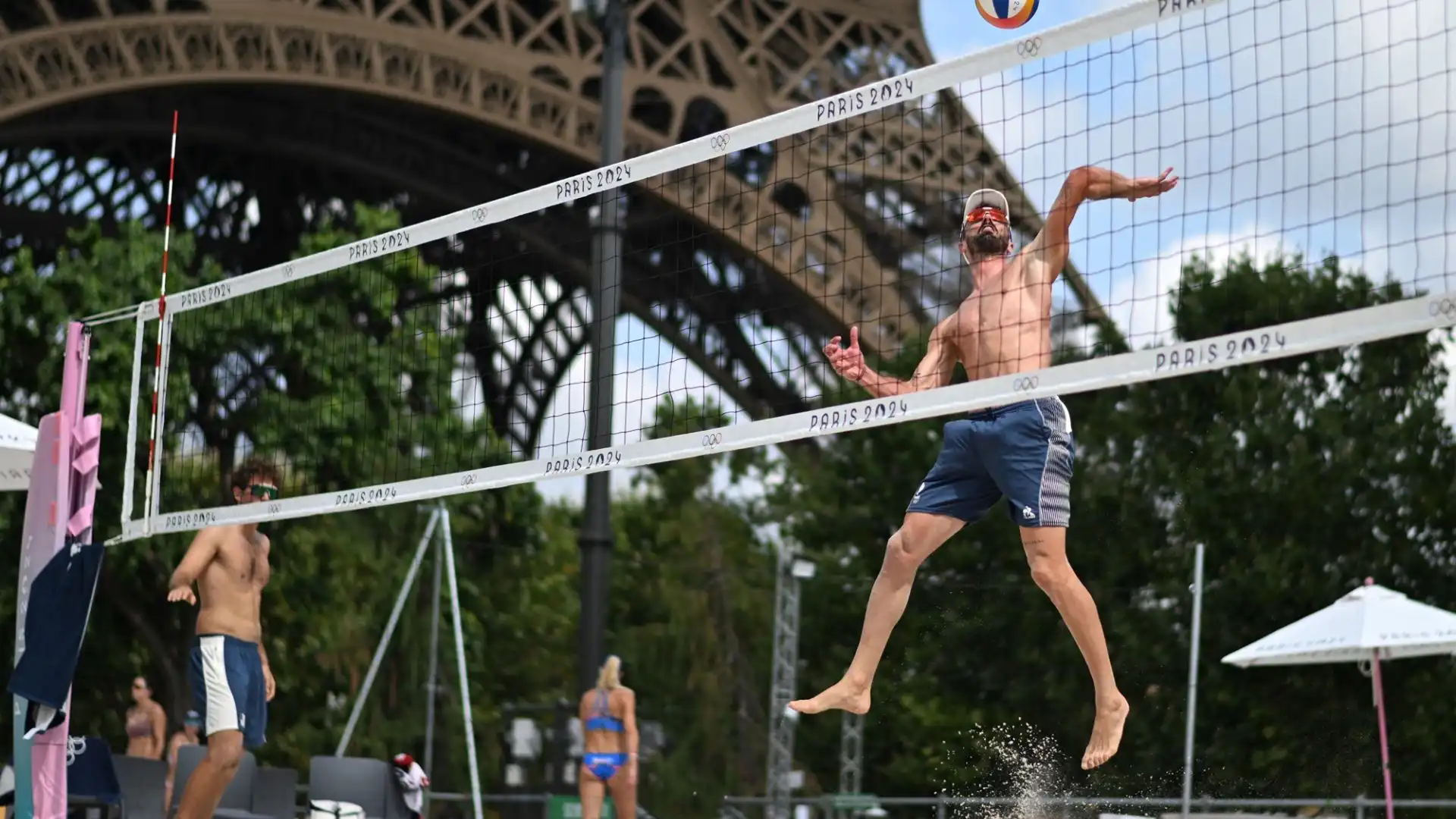 Per i parigini, Champ-de-Mars è un luogo di incontro e celebrazione