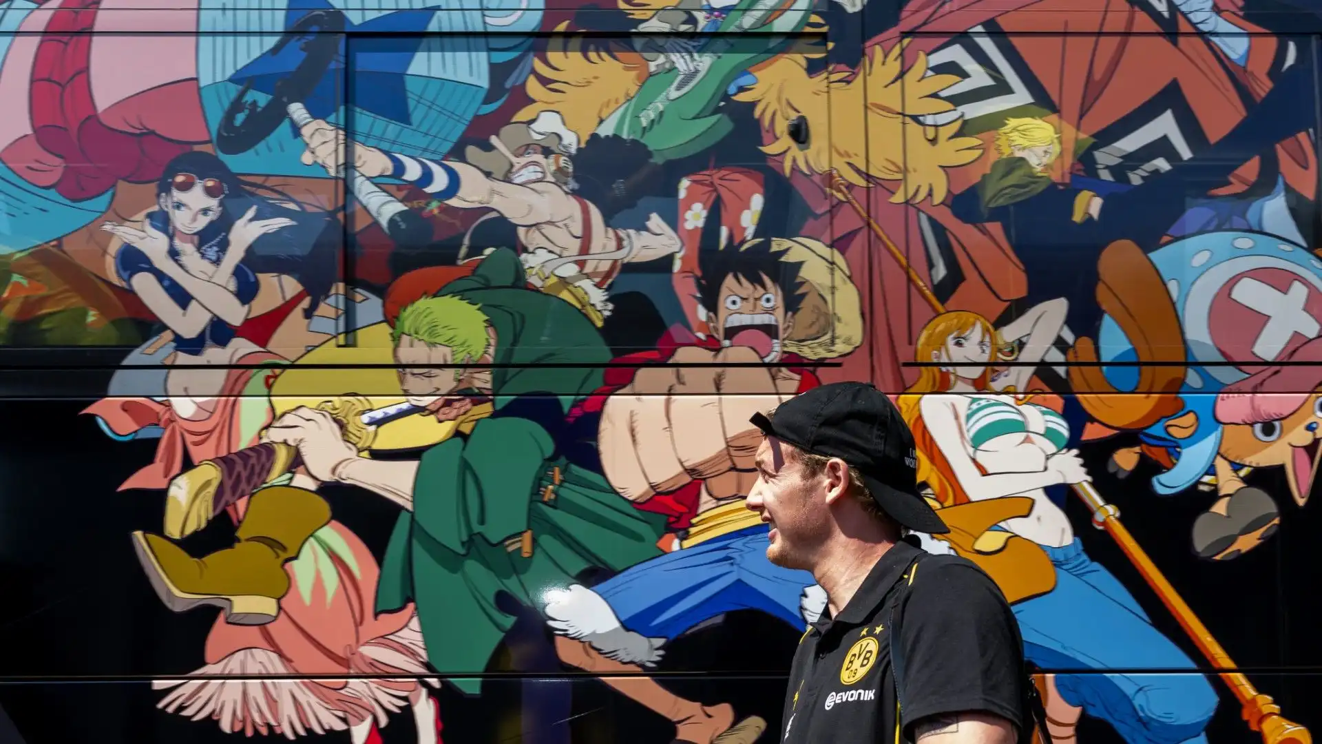 Sul classico bus è stato applicato un enorme adesivo di One Piece