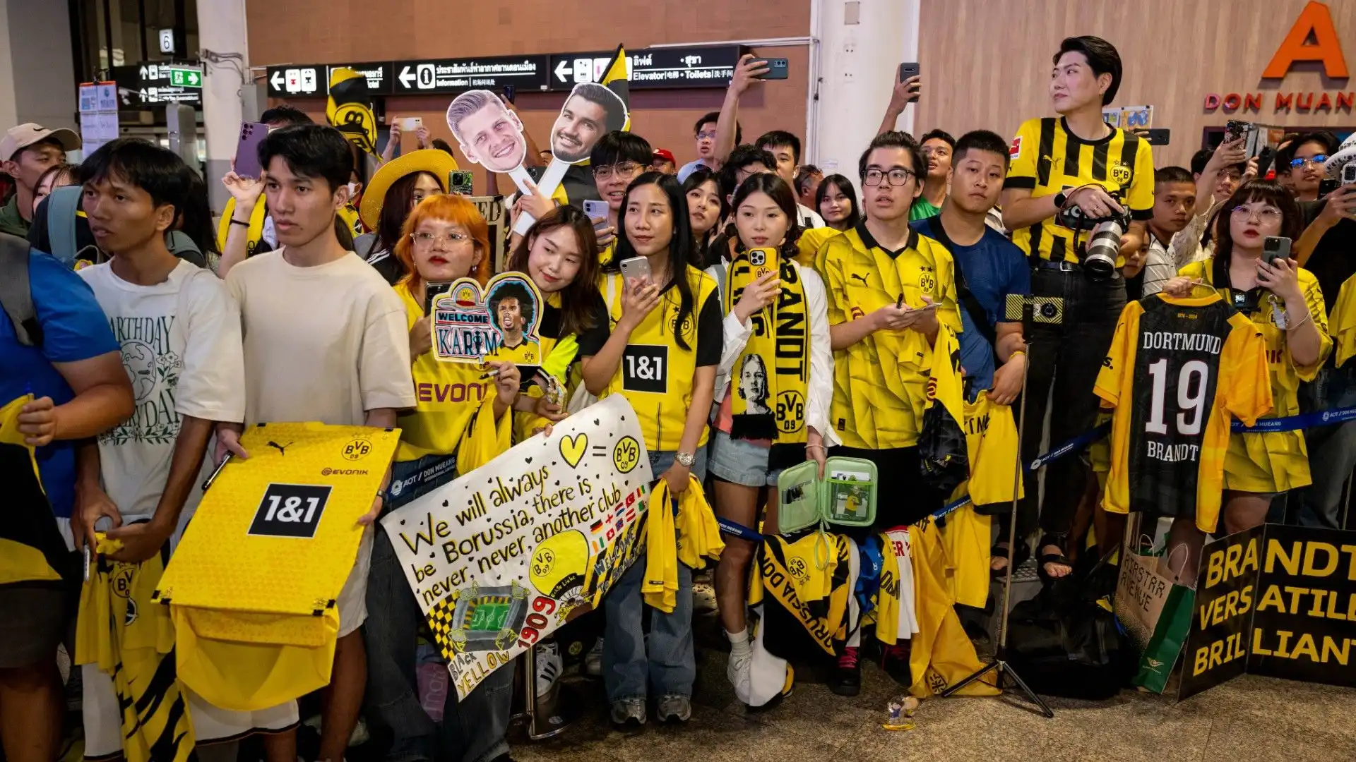 Erano davvero tantissimi i fan che hanno aspettato i calciatori all'aeroporto