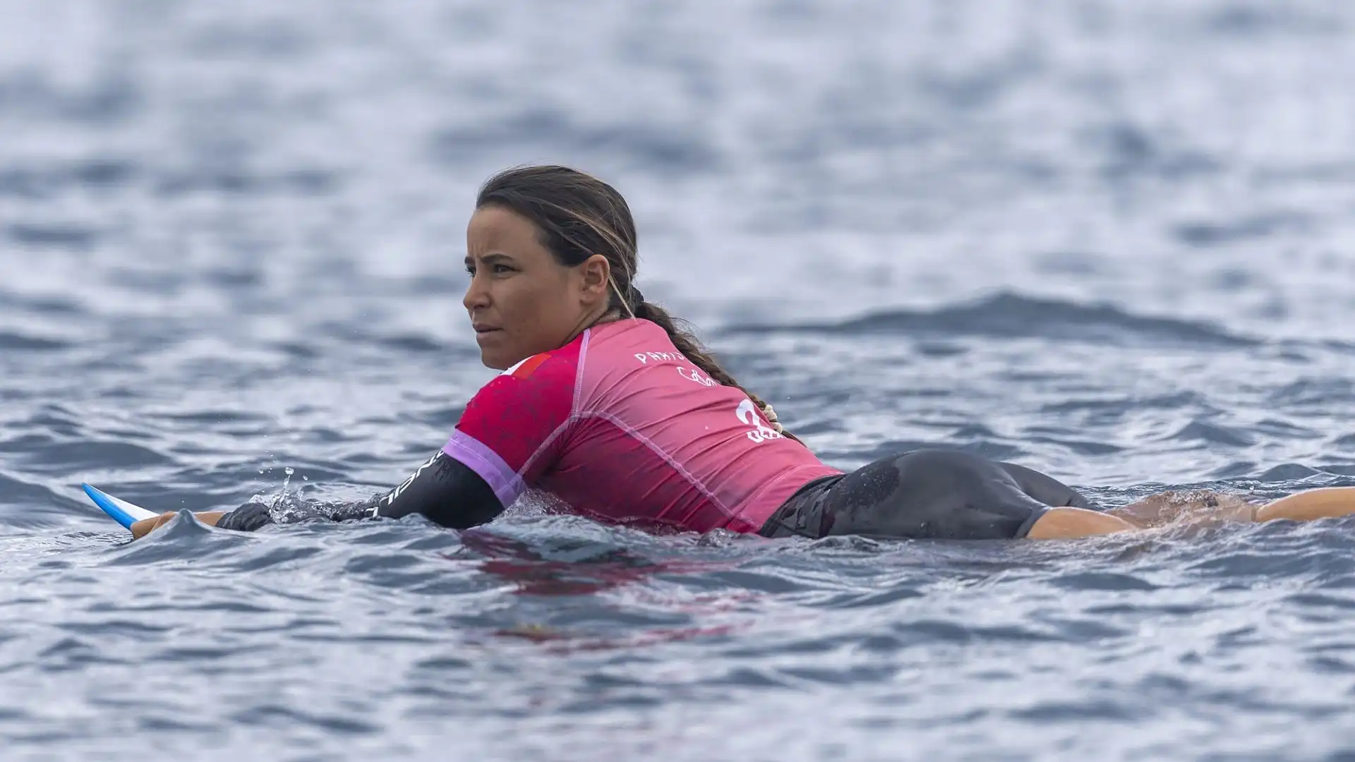 La surfista francese si è ripresa velocemente, e ha chiuso la sua manche al secondo posto