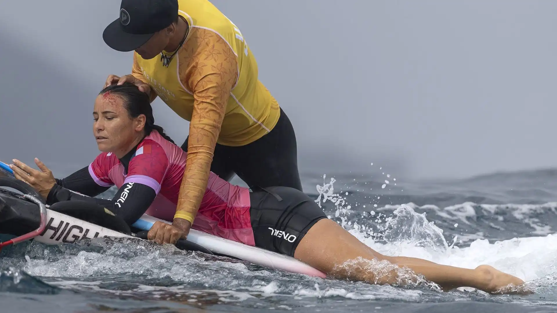 Brutta caduta per Johanne Defay durante la gara di surf alle Olimpiadi di Parigi 2024