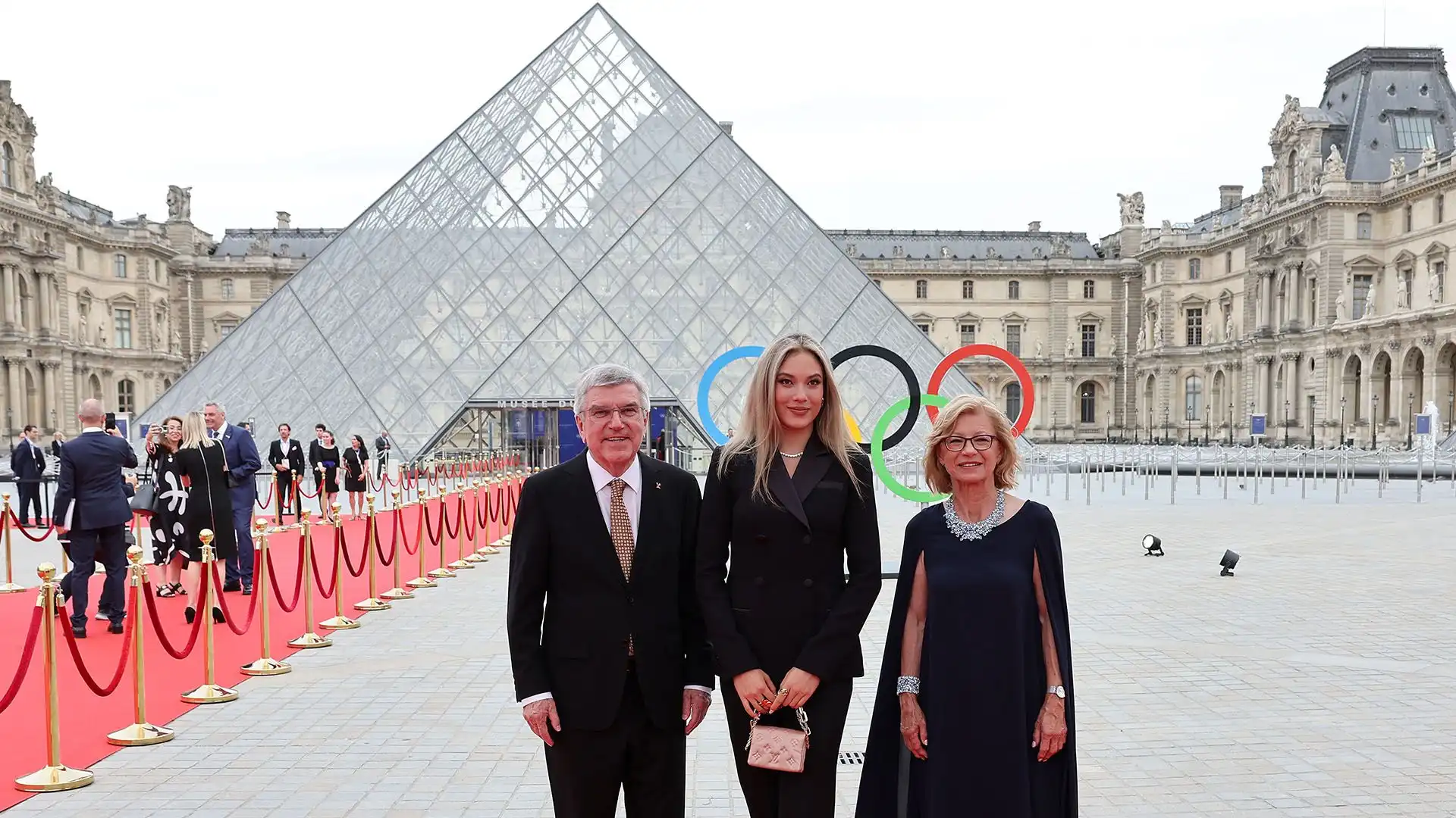 Qui è a un altro evento, davanti al museo Louvre