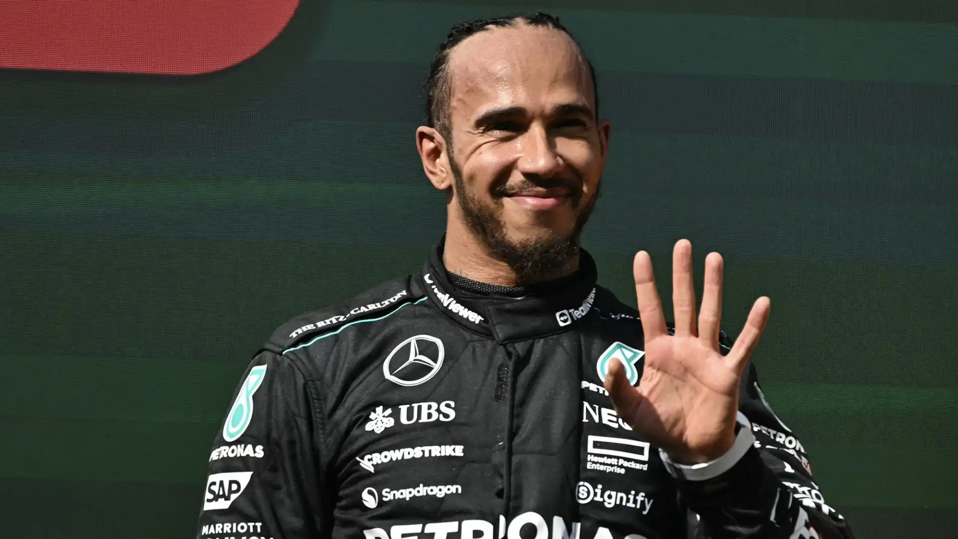 Lewis Hamilton ha invece punzecchiato con l'ironia il pilota olandese, suo antico rivale