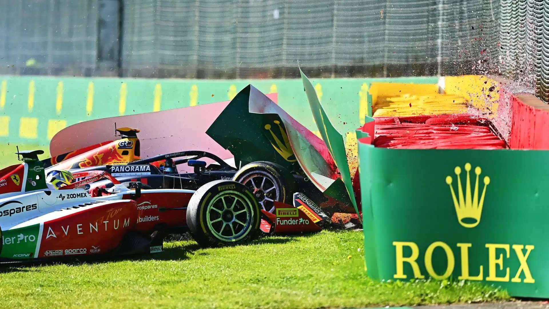 F2: brutto incidente, per fortuna stanno tutti bene. Le foto dello schianto