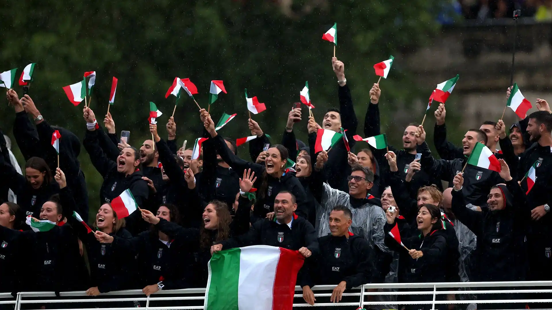 Gli Azzurri avevano tutti delle piccole bandiere tricolori