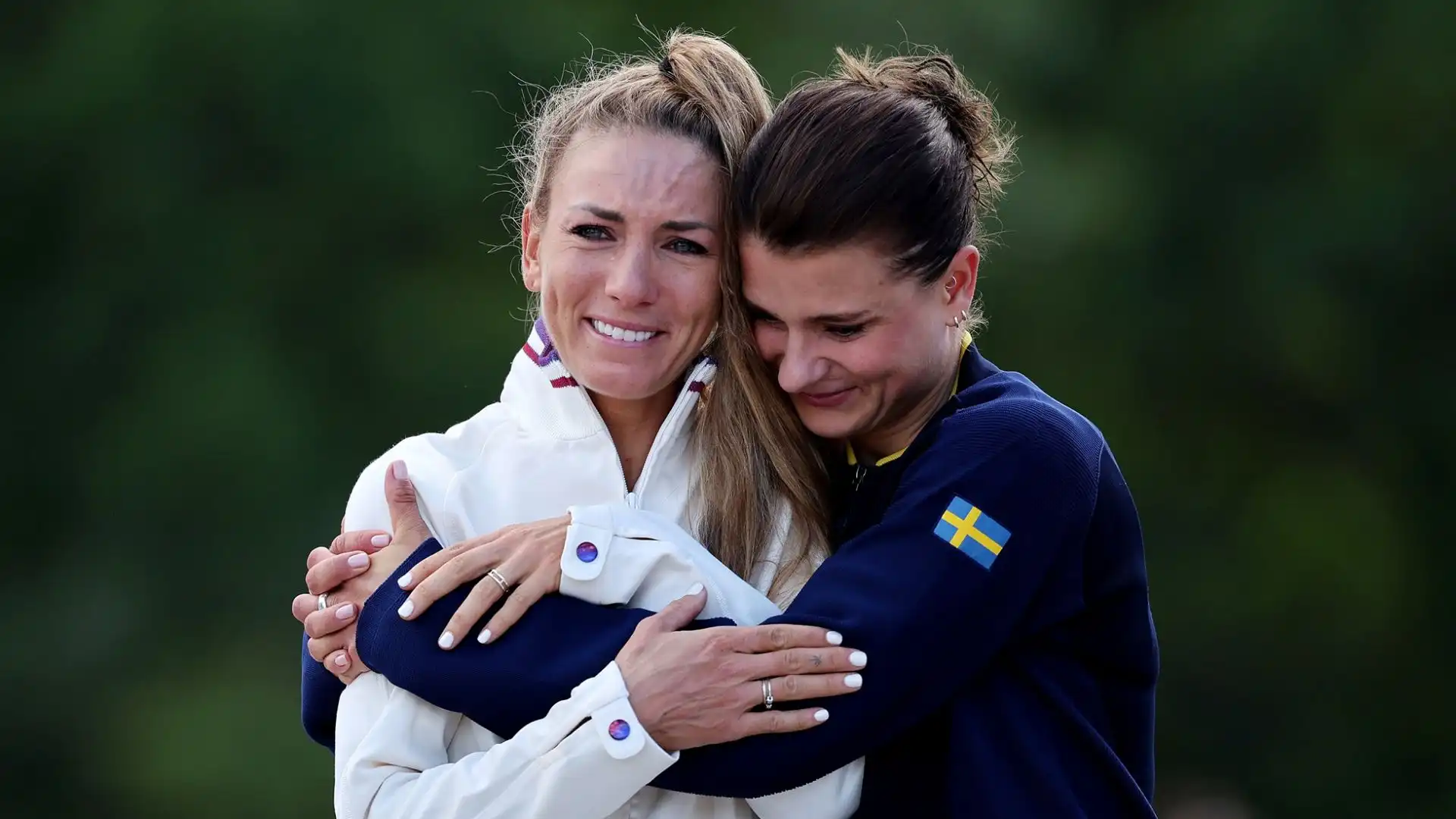 L'emozione è troppo forte: le foto dell'atleta che scoppia in lacrime