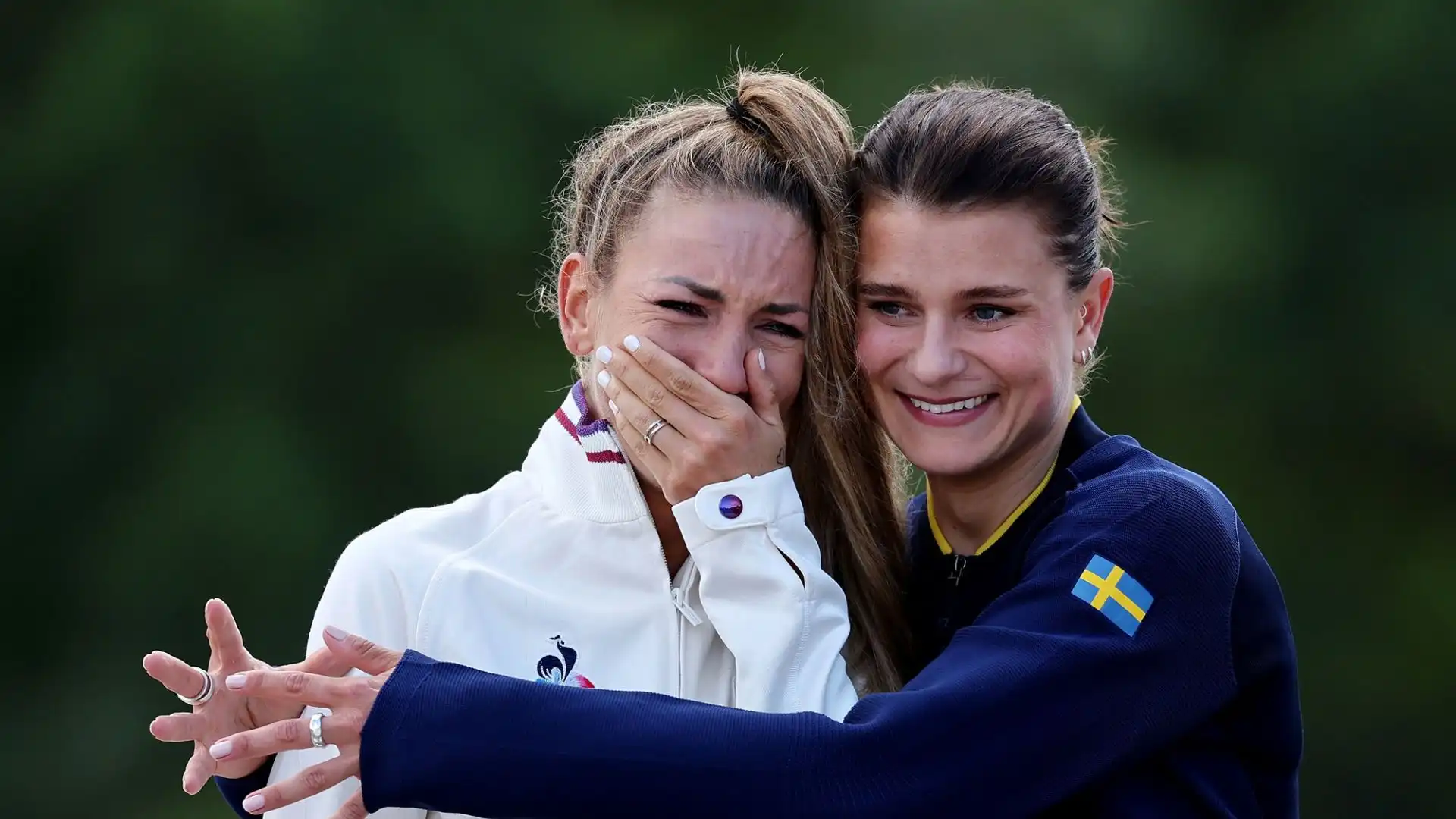 La ciclista è stata abbracciata dalla svedese Jenny Rissveds, medaglia di bronzo