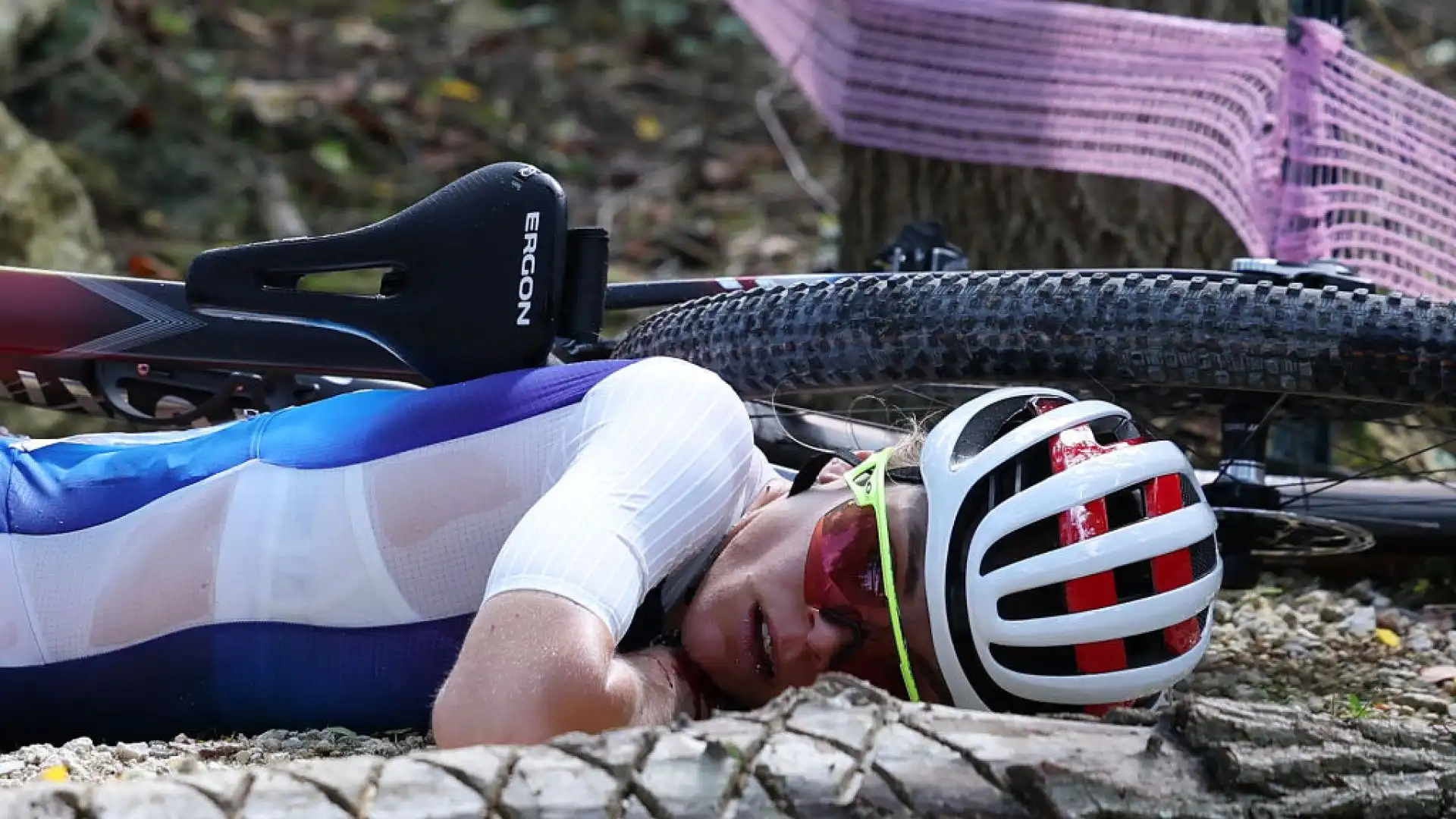 Paura durante la gara di mountain bike alle Olimpiadi di Parigi 2024.