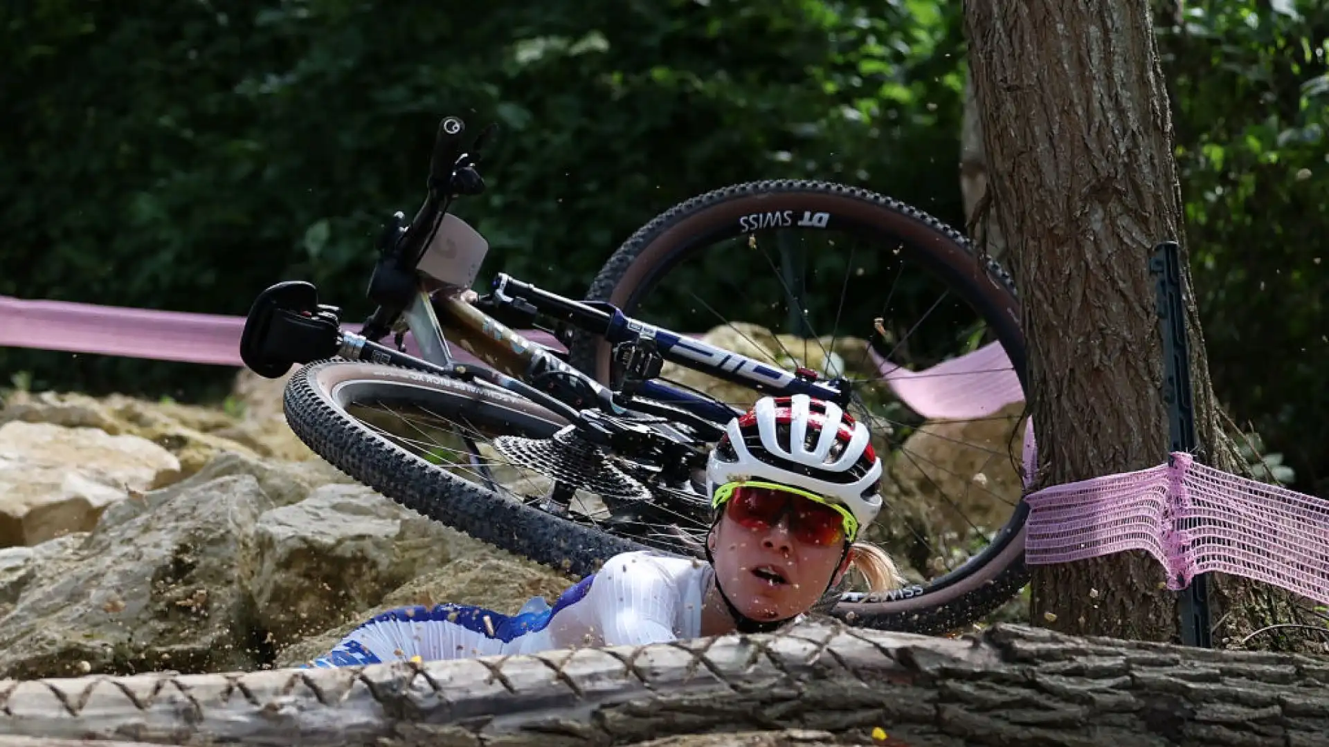 La ciclista è caduta battendo la testa a terra.