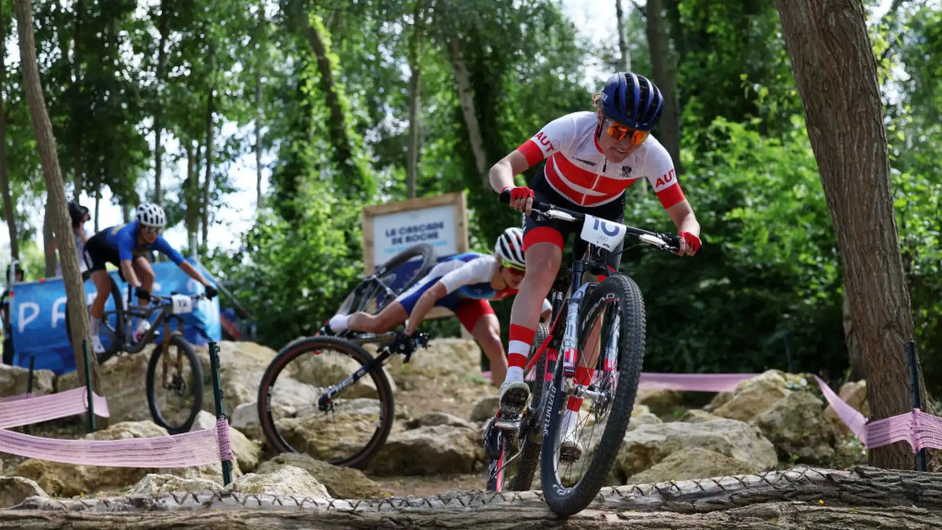 Secondo quanto riferito dalla federazione francese, la ciclista avrebbe perso conoscenza per qualche attimo.