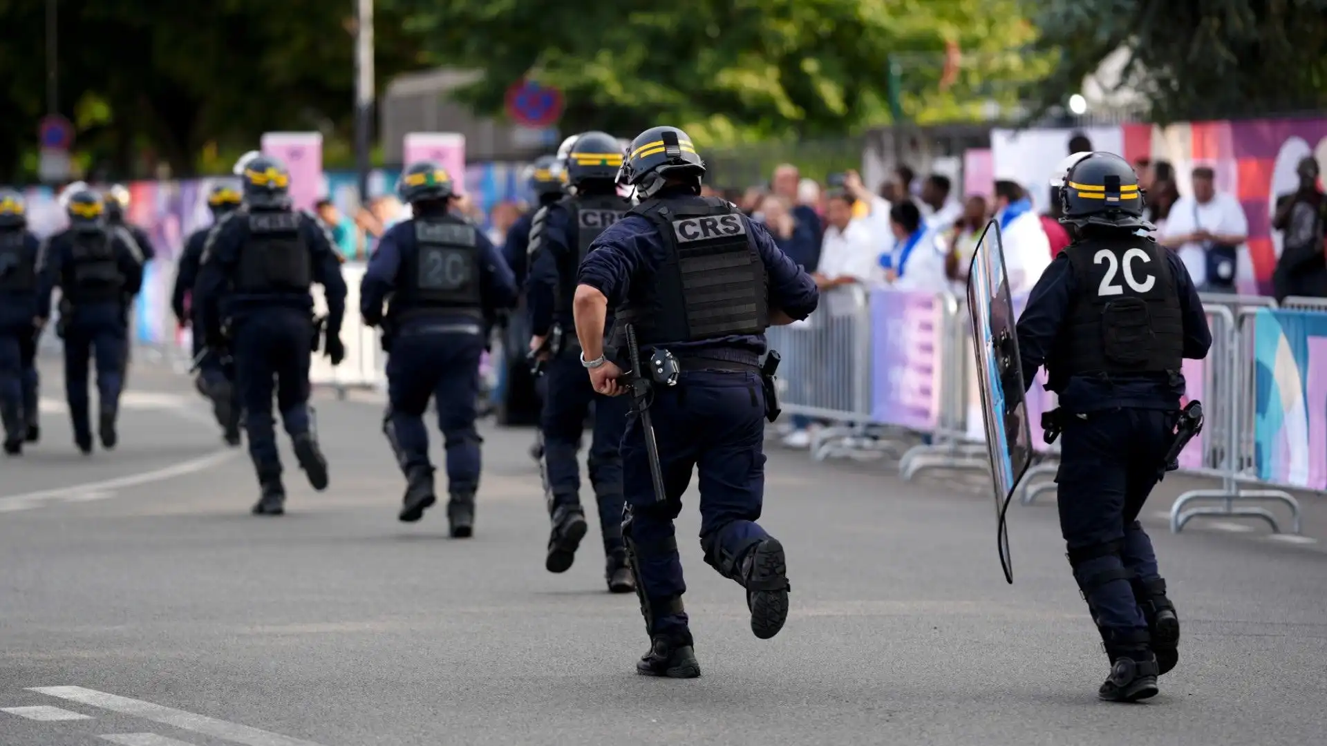 Nulla può andare storto: esercito e polizia sono al lavoro giorno e notte