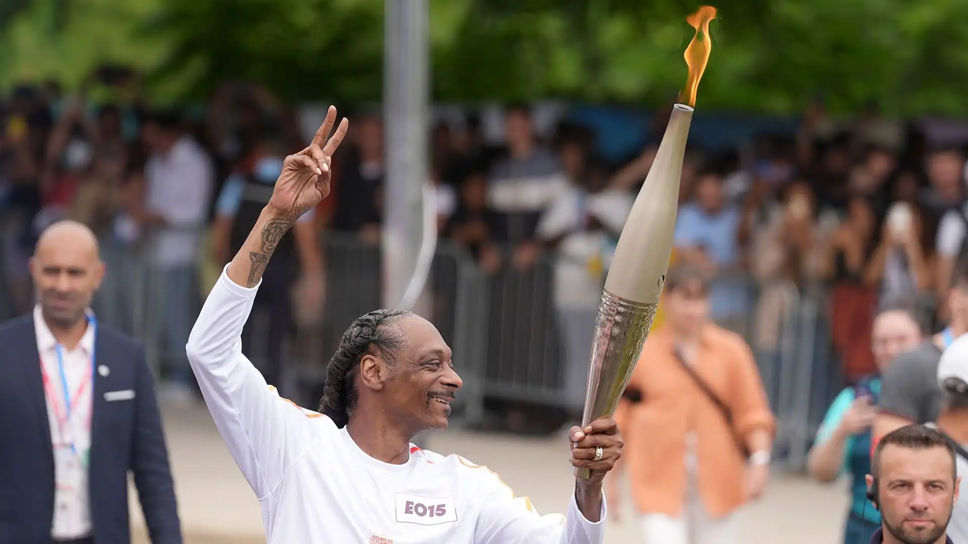 Olimpiadi, le foto dello show di Snoop Dogg con la torcia olimpica