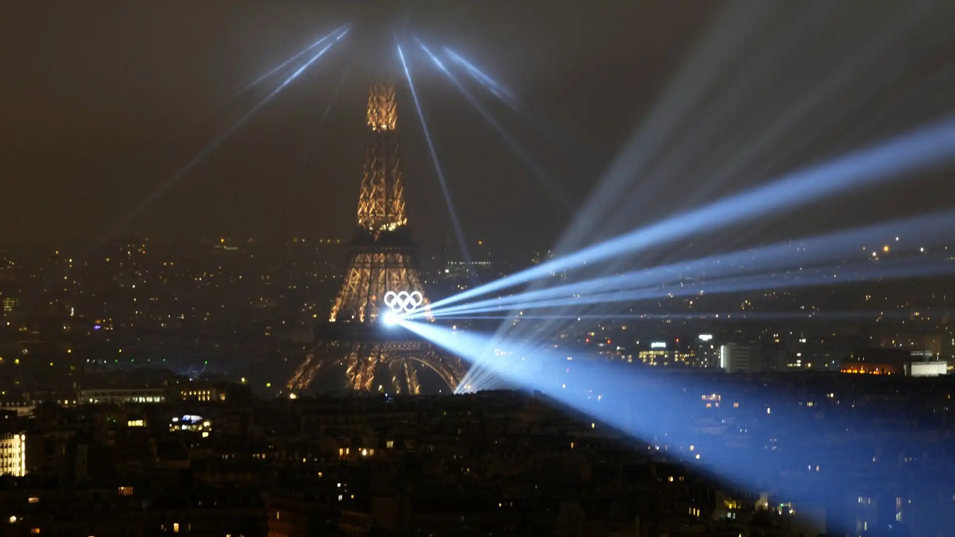 Neanche la pioggia ha fermato lo spettacolo della Torre Eiffel