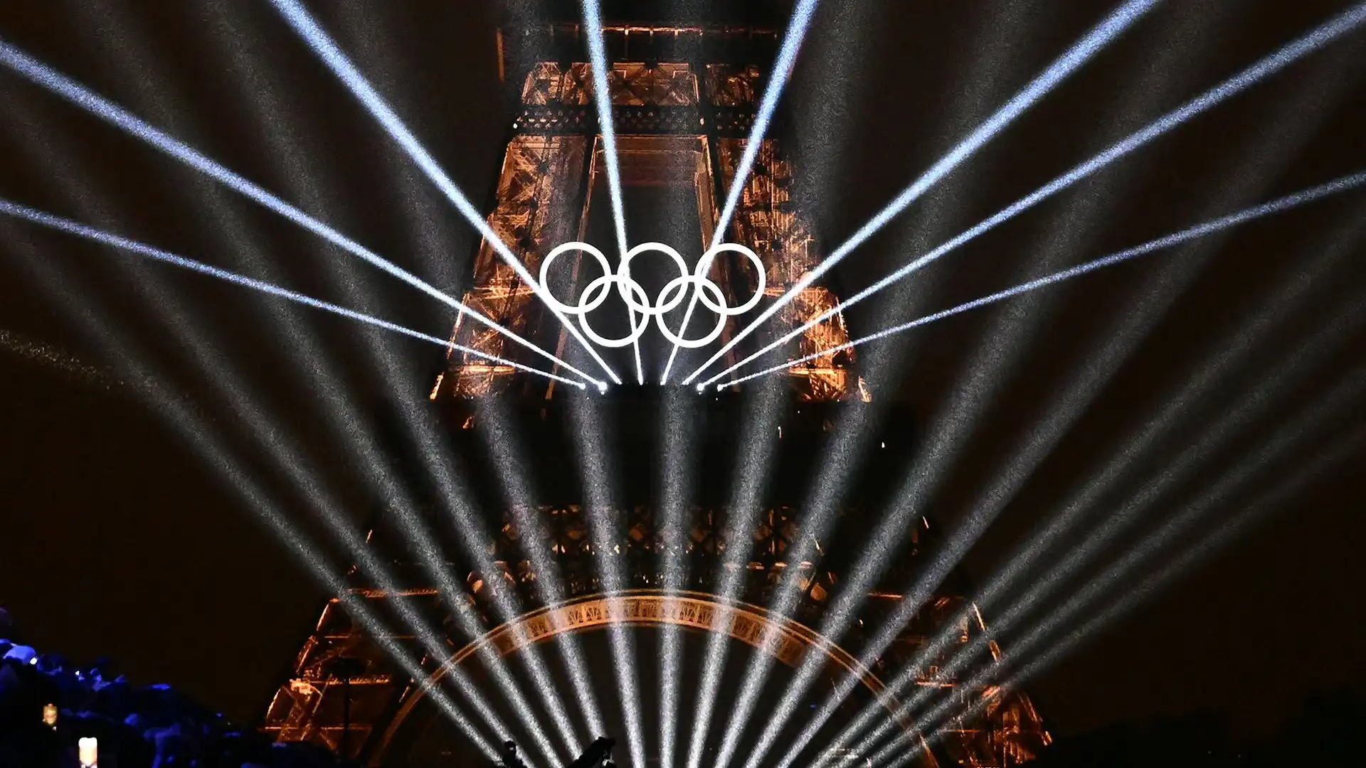 Sulla Torre sono stati montati i cinque cerchi olimpici