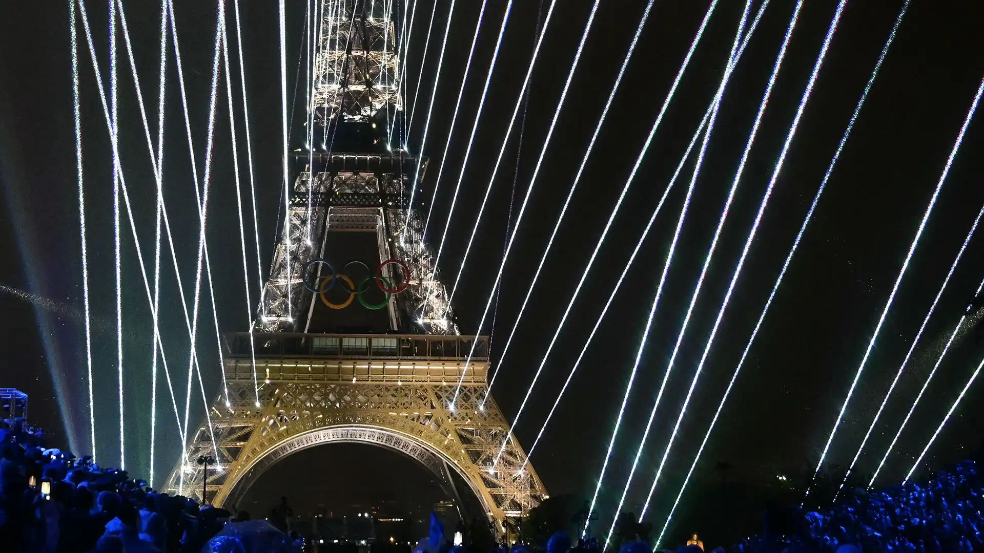 La Torre Eiffel è entrata in azione dopo il giuramento olimpico