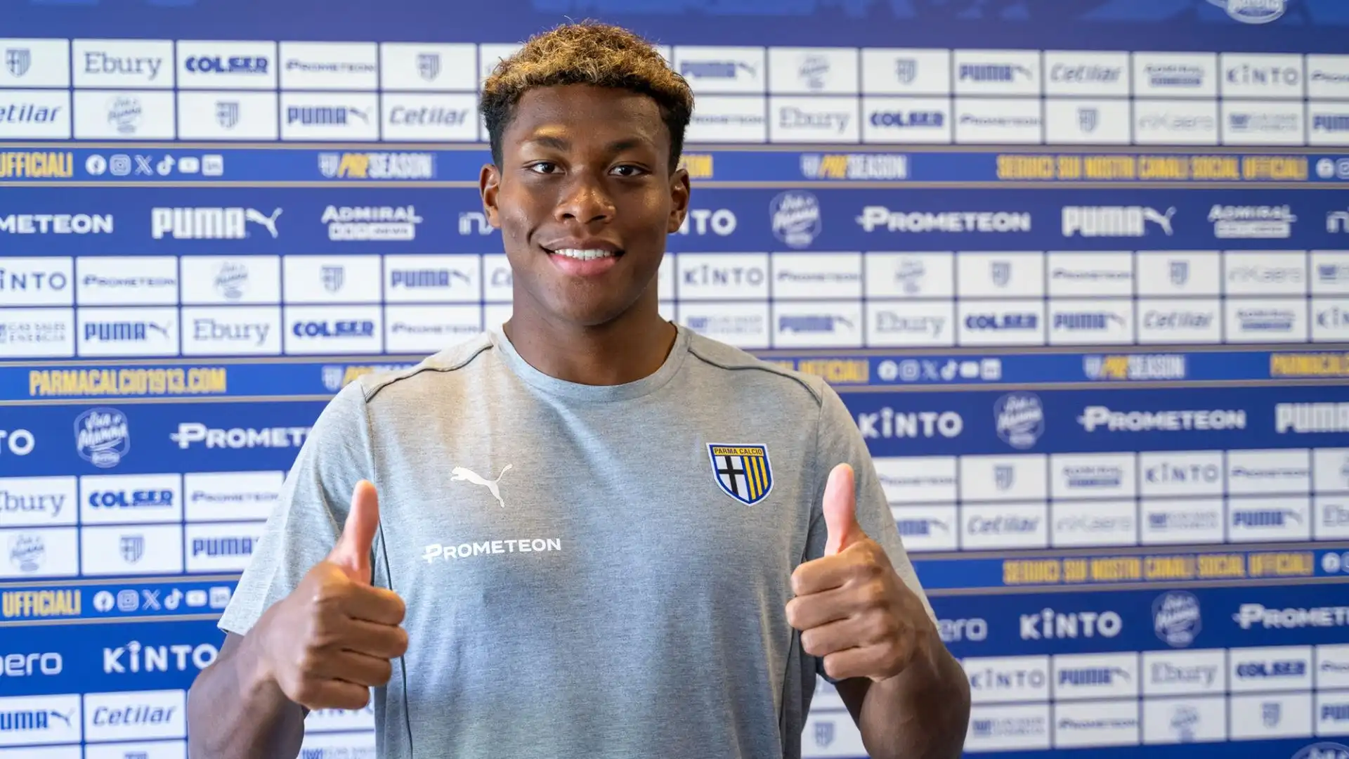 "Grazie di essere venuti qui. Sono felice di trovarmi in una squadra con una grande storia come il Parma. Darò il massimo per questo club"