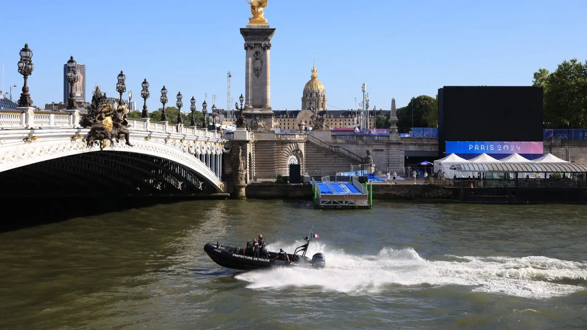 Il sindaco di Parigi Anne Hidalgo aveva anche nuotato nella Senna per spegnere le polemiche