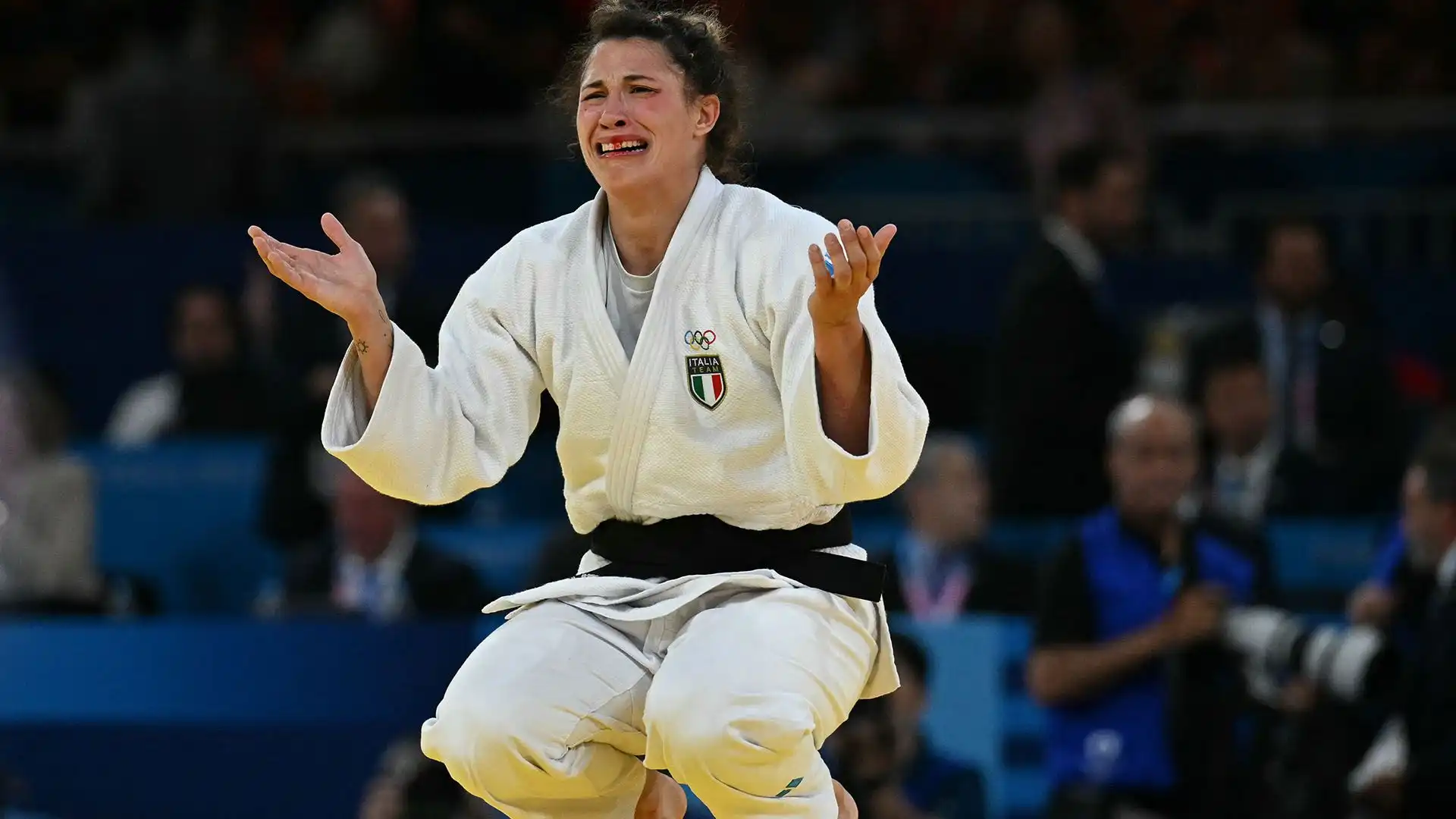 L'atleta azzurra dopo la vittoria è corsa ad abbracciare amici e famiglia