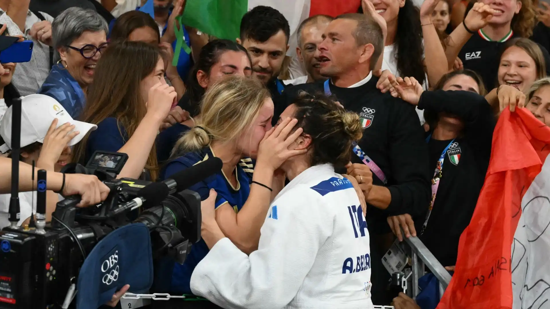 Poi il bacio alla sua compagna Jasmine: "Mi spiace venga vista come una cosa straordinaria, è amore. Chi bacereste voi dopo risultati così importanti?"