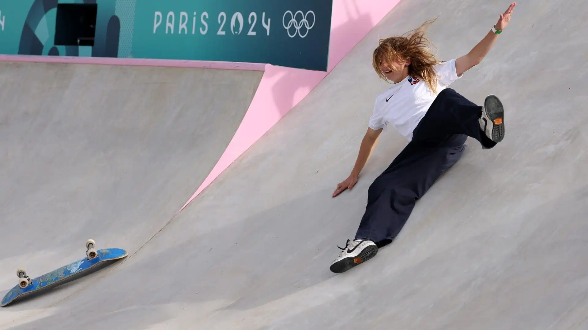 Brutta caduta per la skateboarder a Parigi: le foto dell'incidente