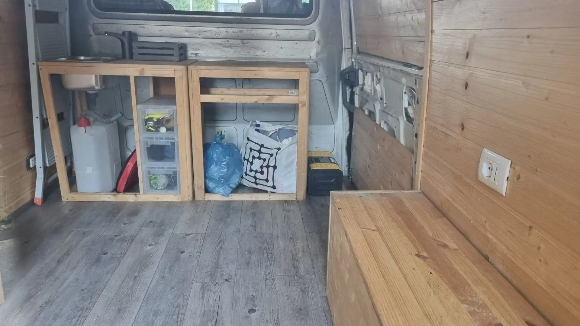 I proprietari di questo Fiat Ducato l'hanno allestito come una casa