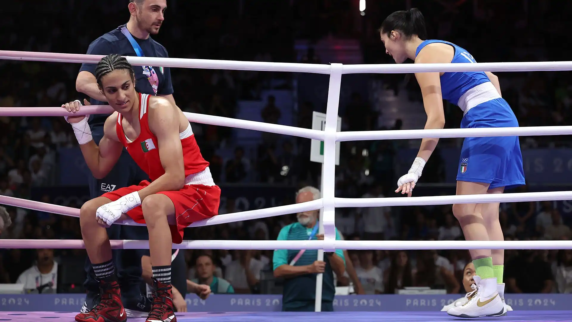 La questione esplose dopo il primo match olimpico con l'italiana Angela Carini, che abbandonò il ring in lacrime