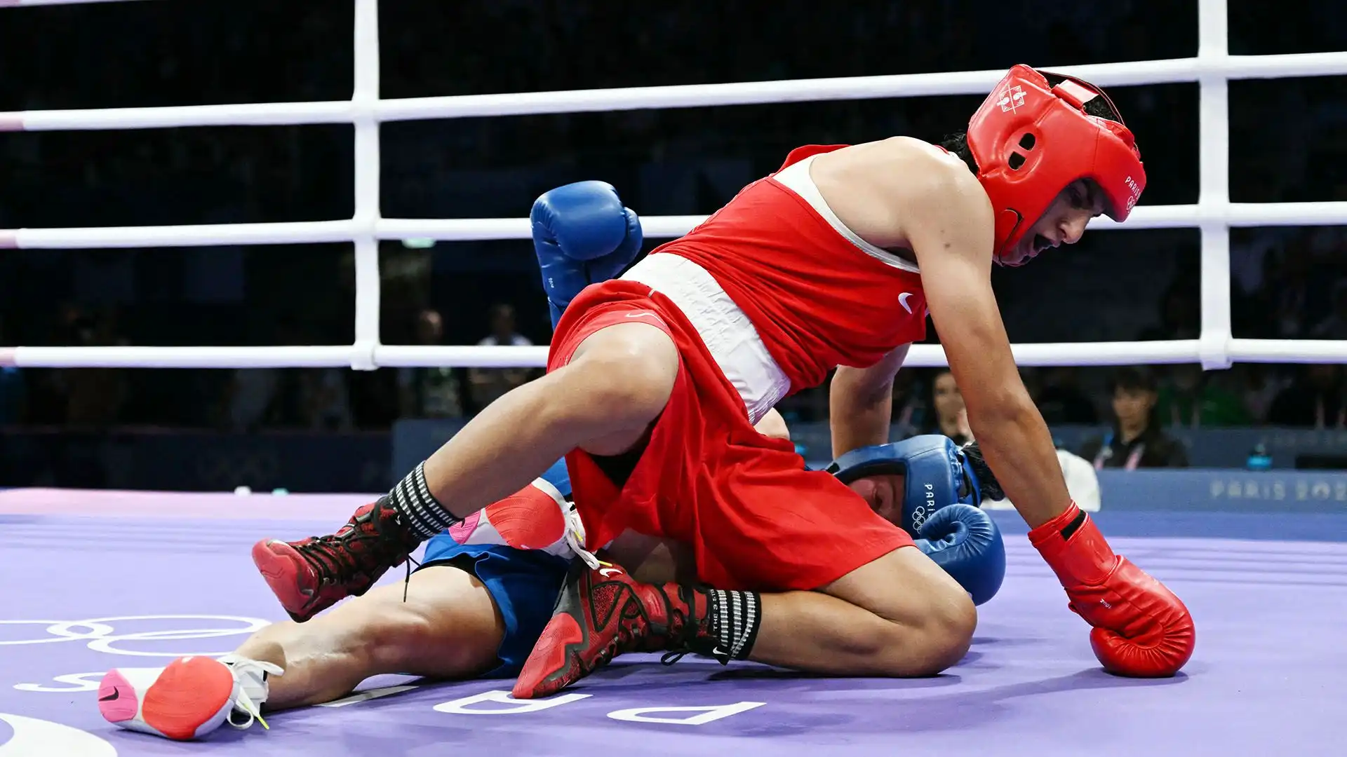 Khelif partecipò anche alle Olimpiadi di Tokyo, dove fu sconfitta ai quarti di finale contro l'irlandese Kellie Harrington