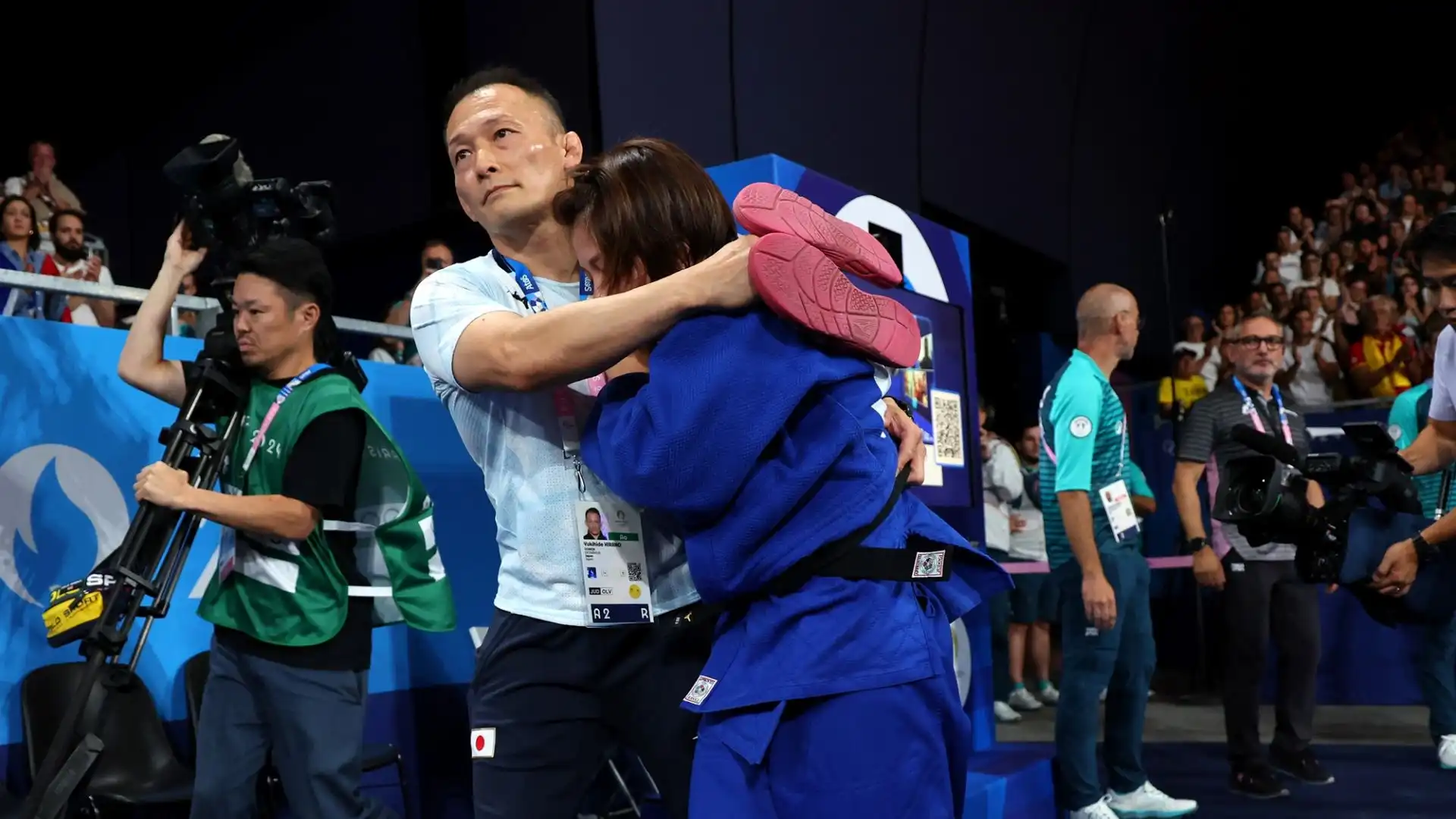 L'atleta 24enne, quattro volte campione del mondo, si è aggrappata al suo allenatore