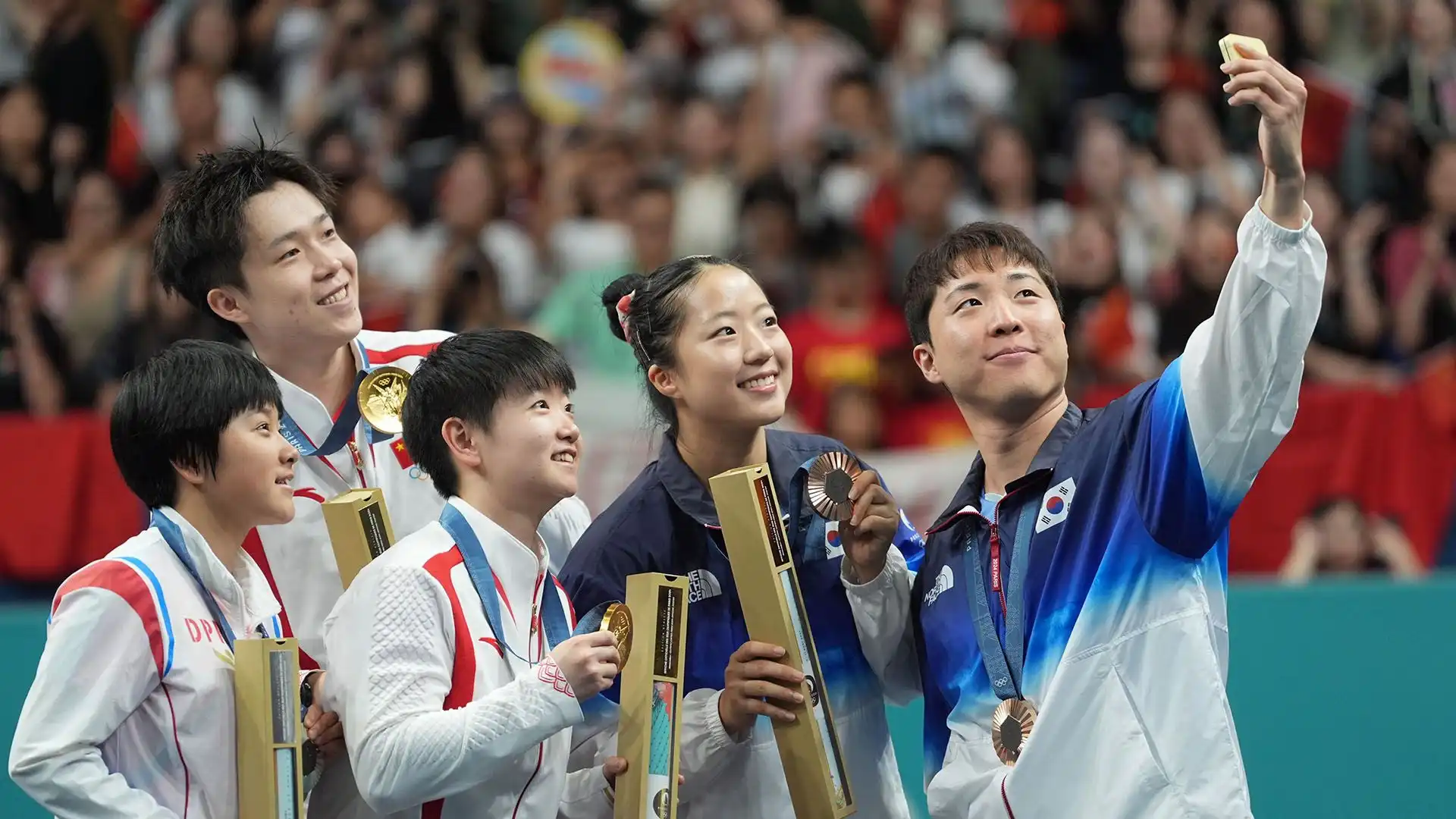 Ha destato clamore il selfie arrivato dopo la premiazione seguita alla finale del doppio misto di tennistavolo alle Olimpiadi di Parigi 2024