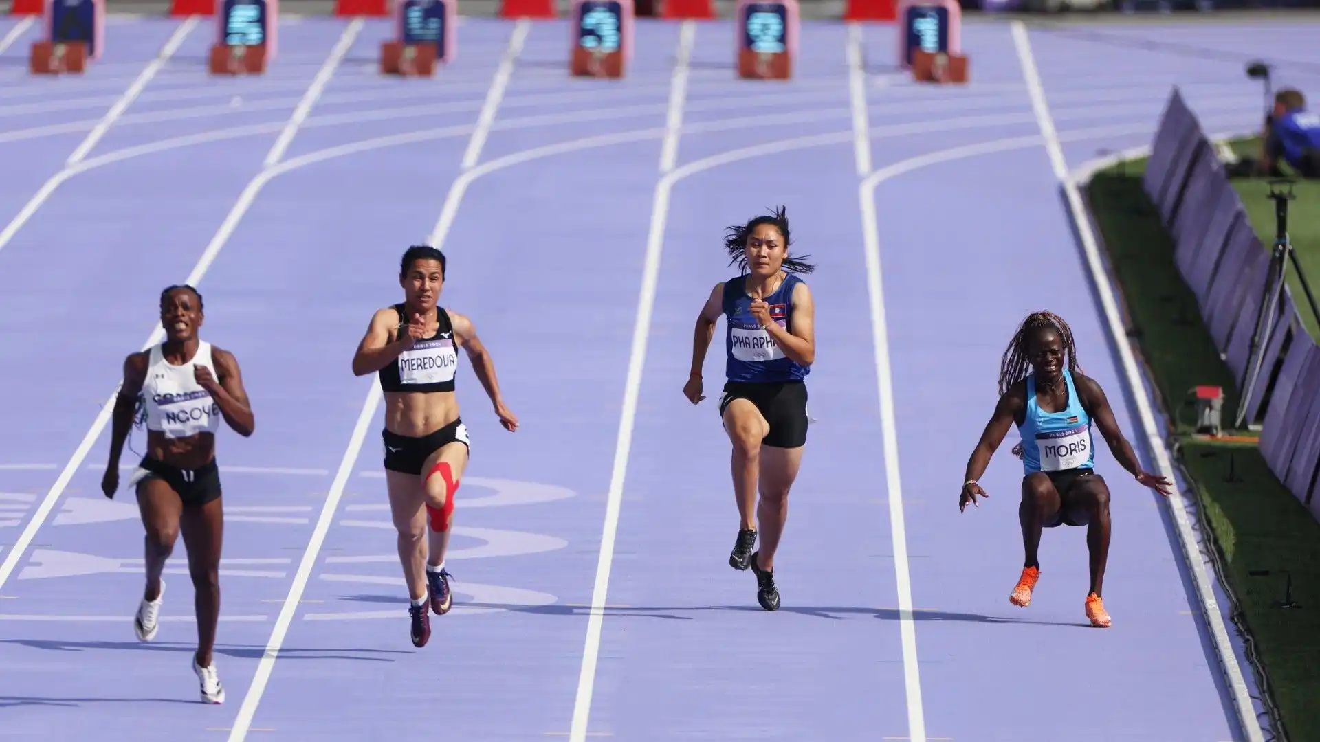 L'atleta circa a metà gara si è accasciata a terra dolorante